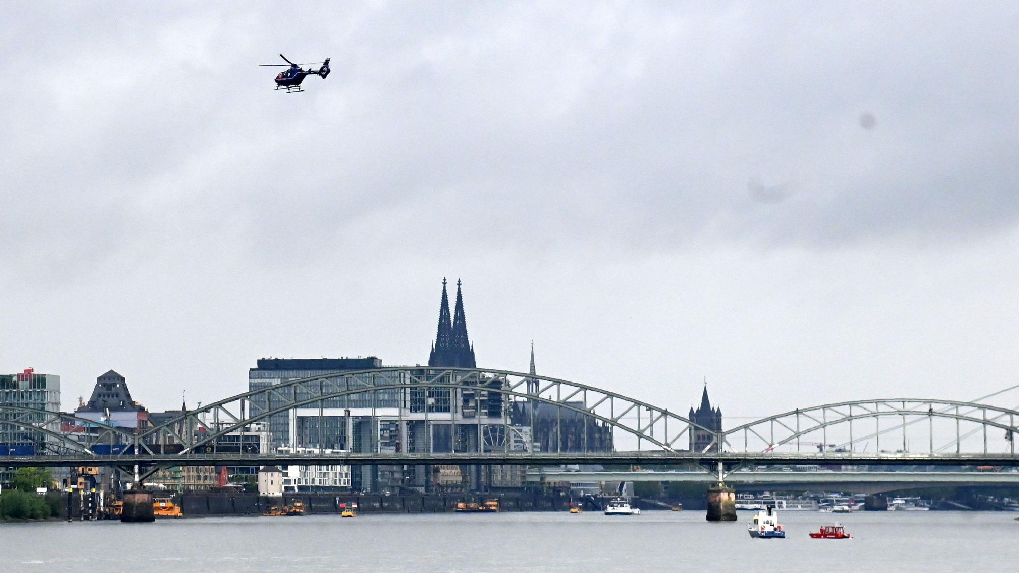 Auch ein Hubschrauber wurde bei der Suche nach der leblosen Person im Rhein eingesetzt.