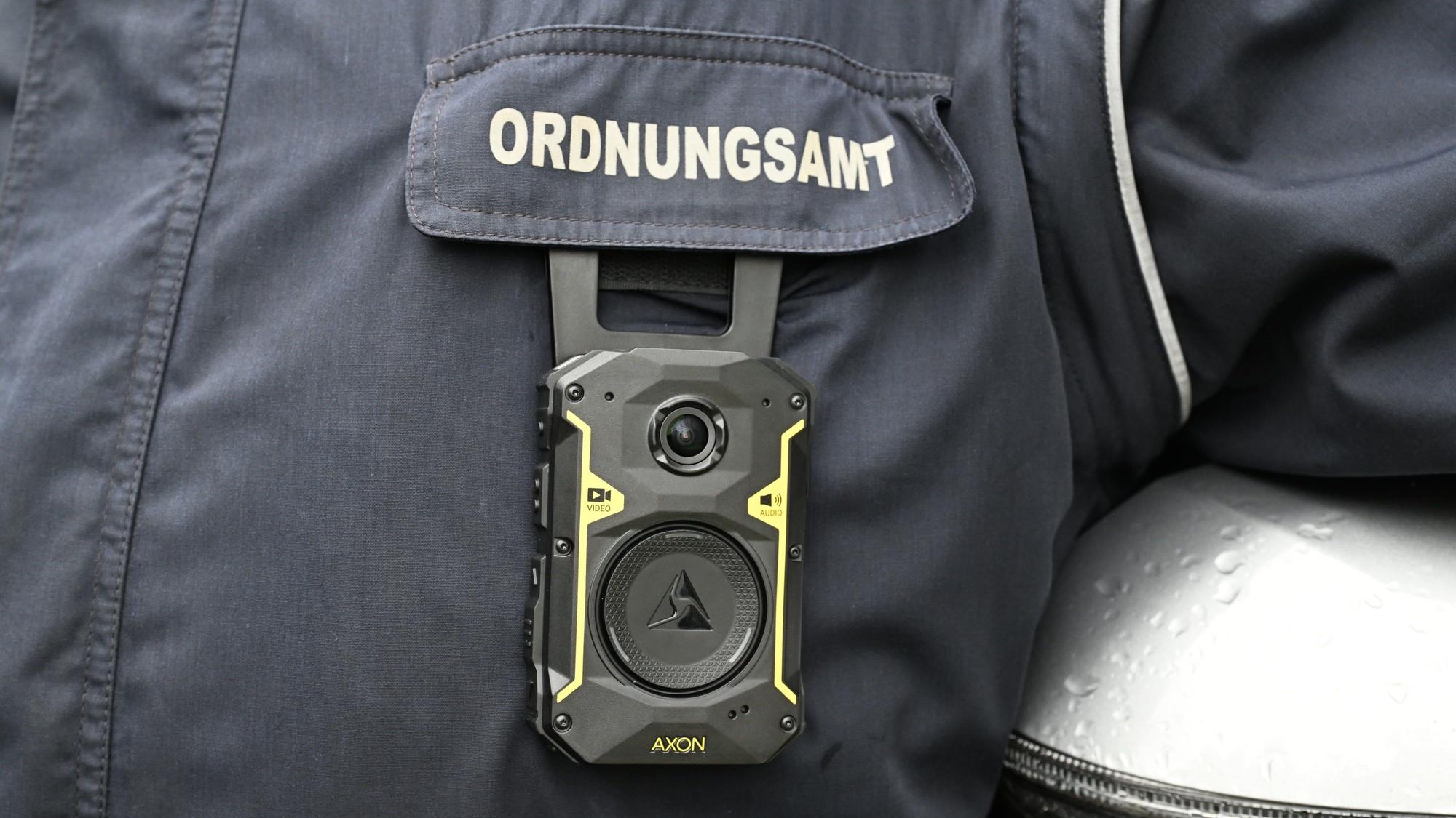 Zu sehen ist eine Bodycam, angebracht an der Kleidung eines Angestellten des städtischen Außendienstes.