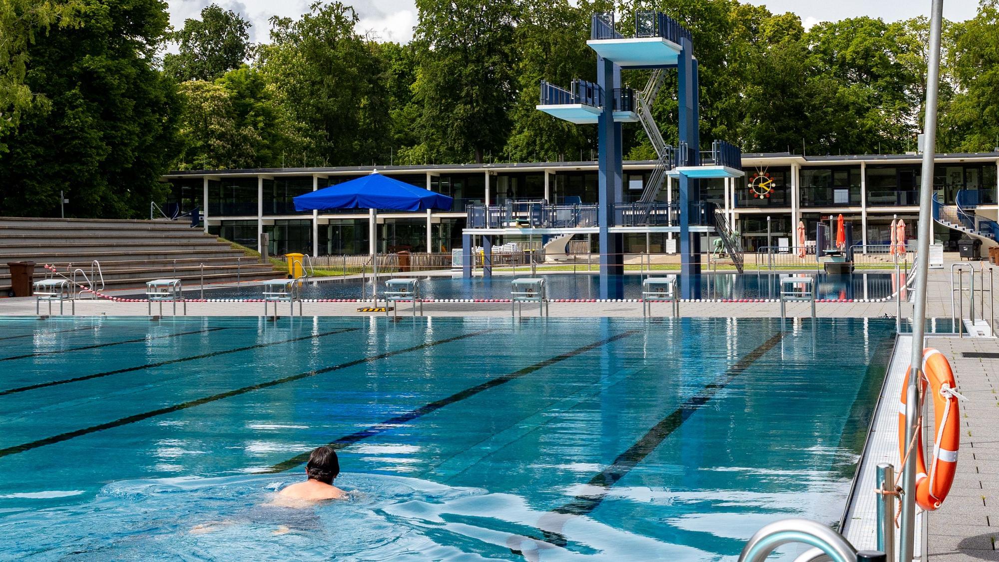 Leeres Kölner Stadionbad am Tag nach Himmelfahrt (15. Mai)