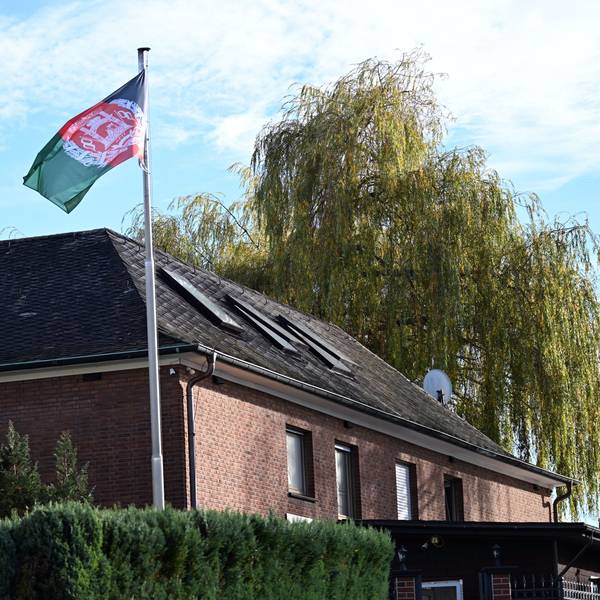 Die frühere afghanische Flagge weht vor dem afghanischen Konsulat in Bonn. (Archivfoto)
