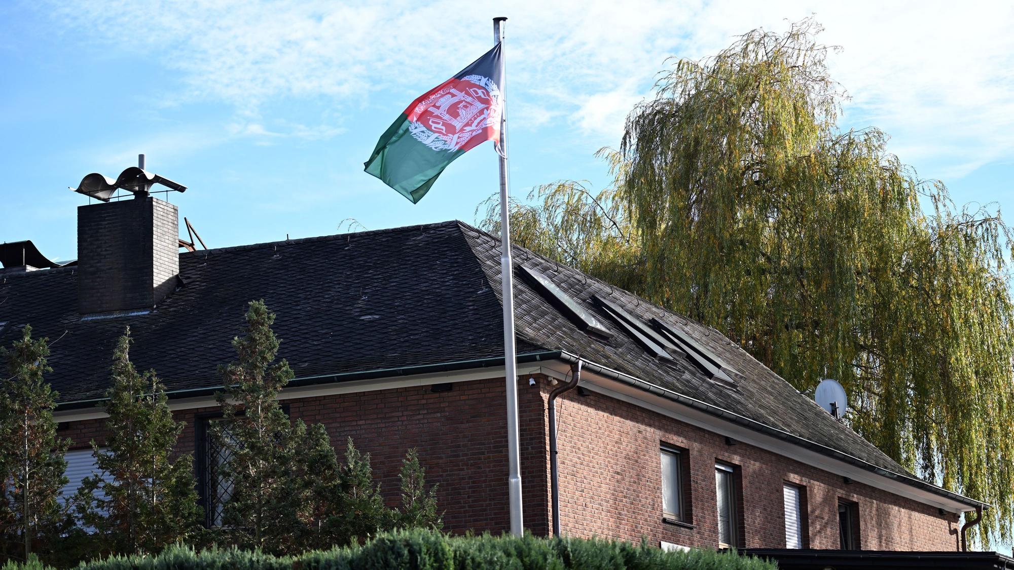 Die frühere afghanische Flagge weht vor dem afghanischen Konsulat in Bonn. (Archivfoto)