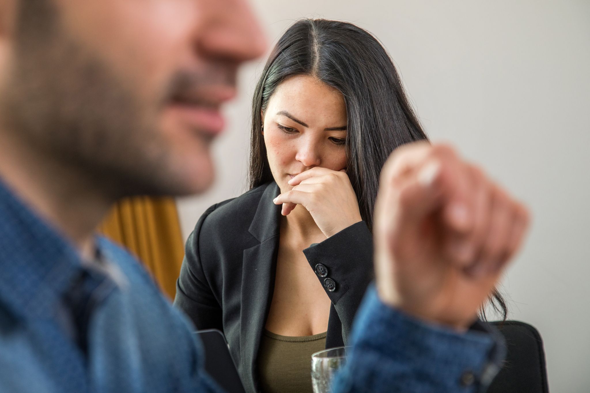 Frau schaut niedergeschlagen während eines Gesprächs