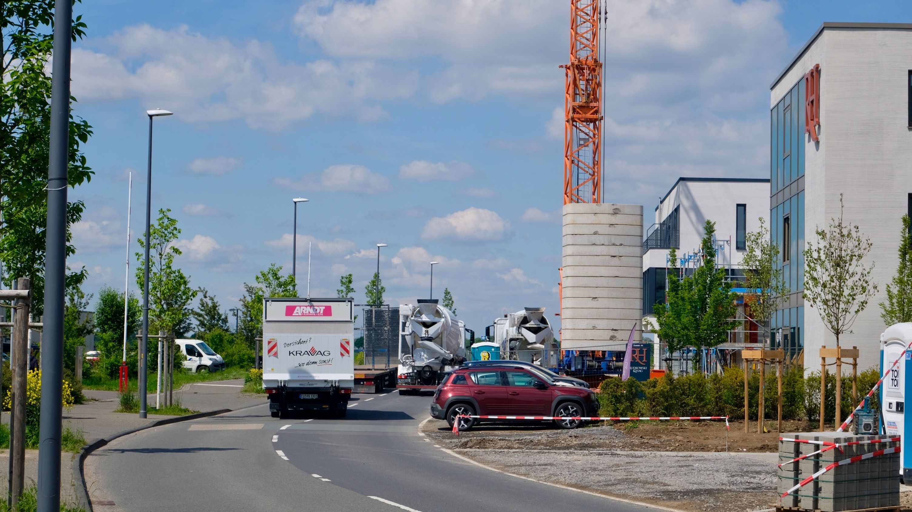 Auf der Straße vor dem Gymnasium Zusestraße herrscht reger Lkw-Verkehr.