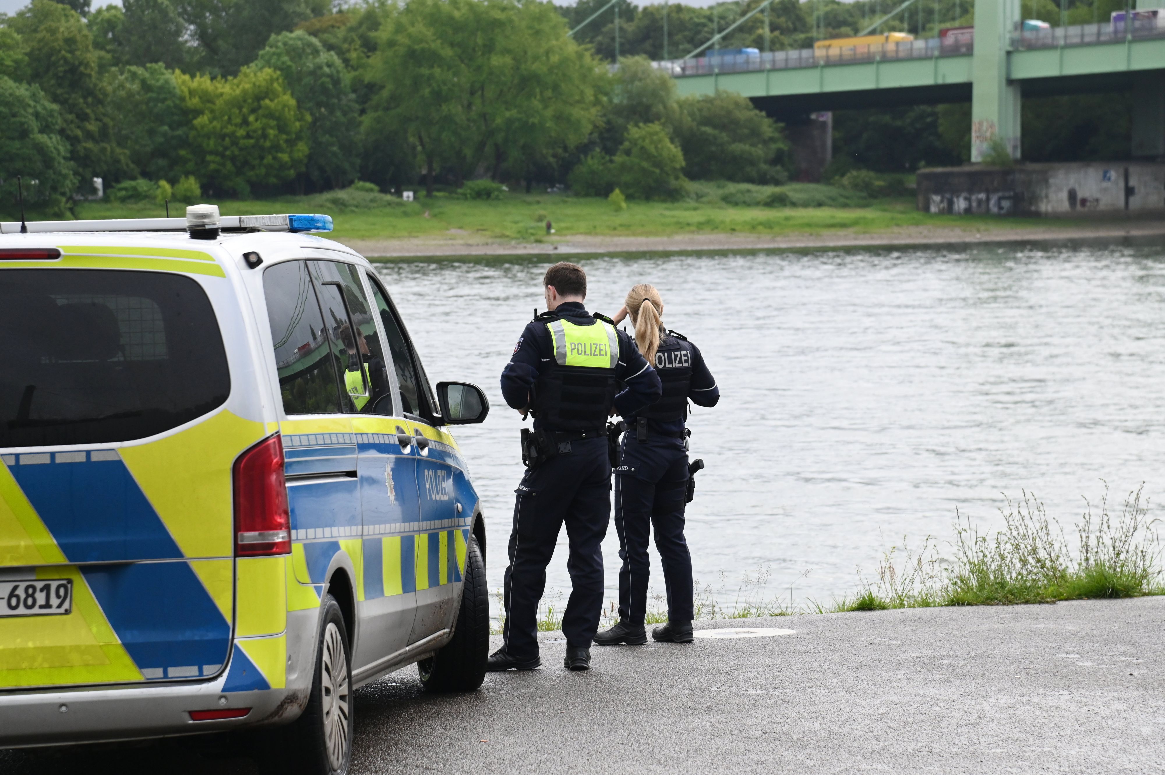 Die Polizei bei der Suche nach einer Person zwischen Rodenkirchener Brücke und Südbrücke.