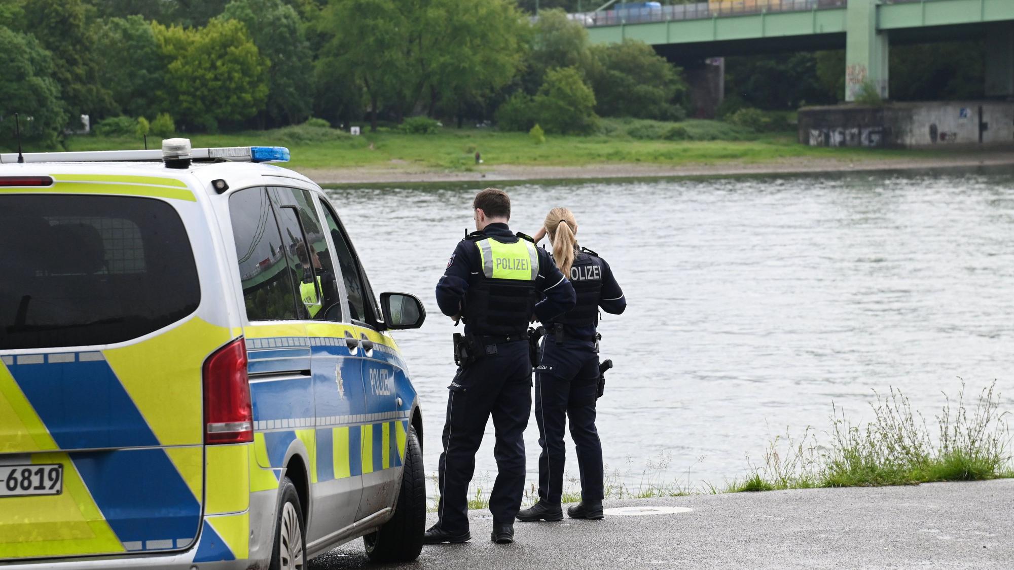 Die Polizei bei der Suche nach einer Person zwischen Rodenkirchener Brücke und Südbrücke.