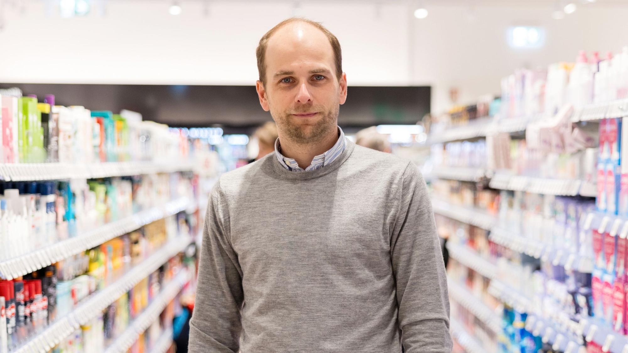 Raoul Roßmann steht in einer Rossmann-Filiale. (Archivbild)