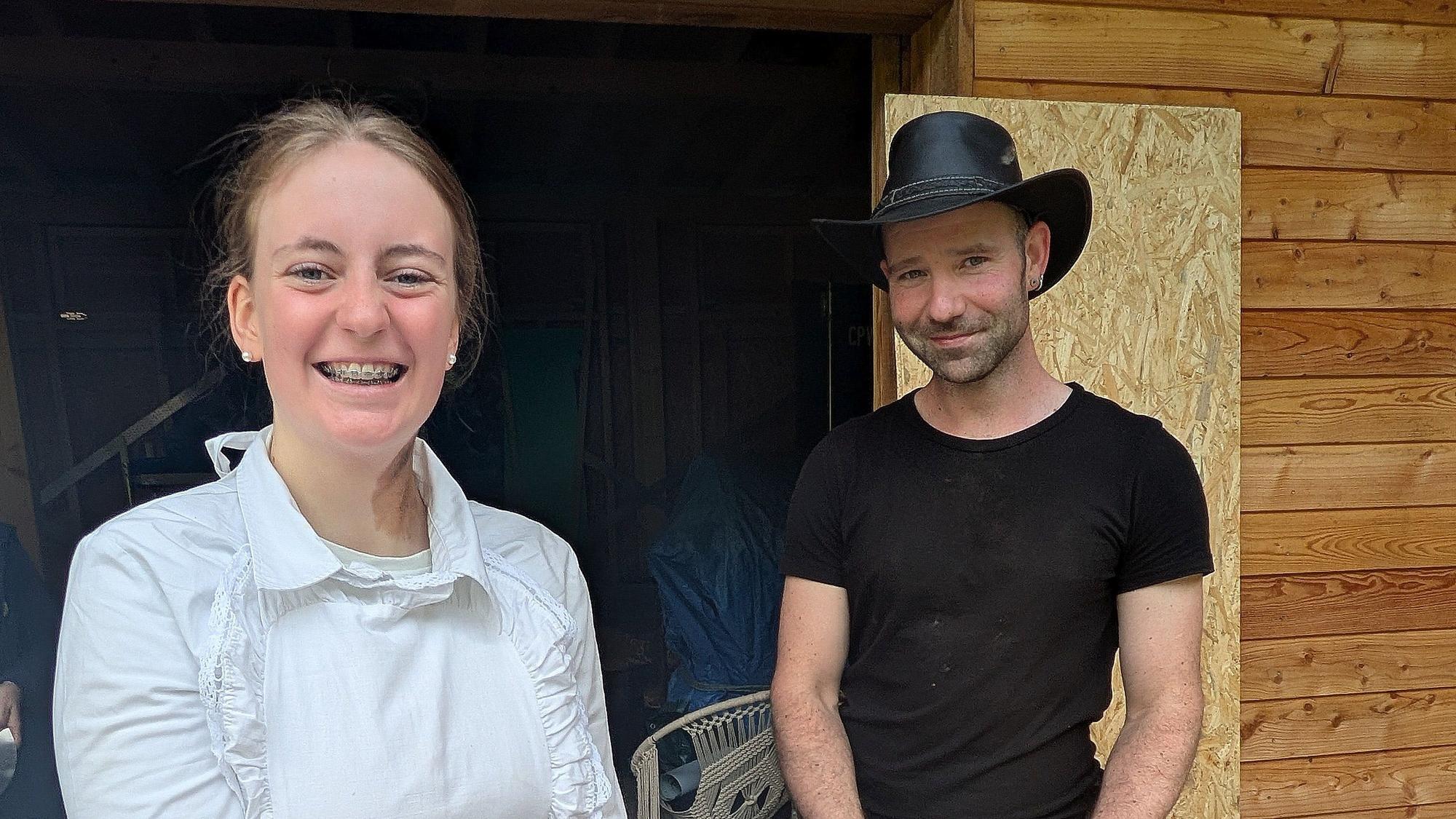 Ylvi und Robin Hengesbach bereiten die Hauptbühne vor.