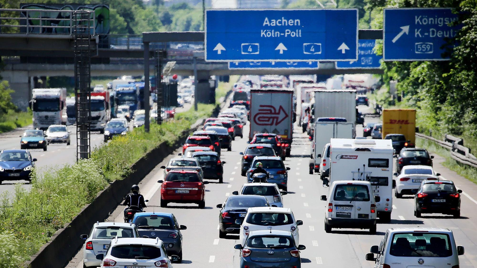 Autos, Wohnwagen und Transporter stehen auf der A4 auf dem Kölner Ring im Stau. (Archivbild)