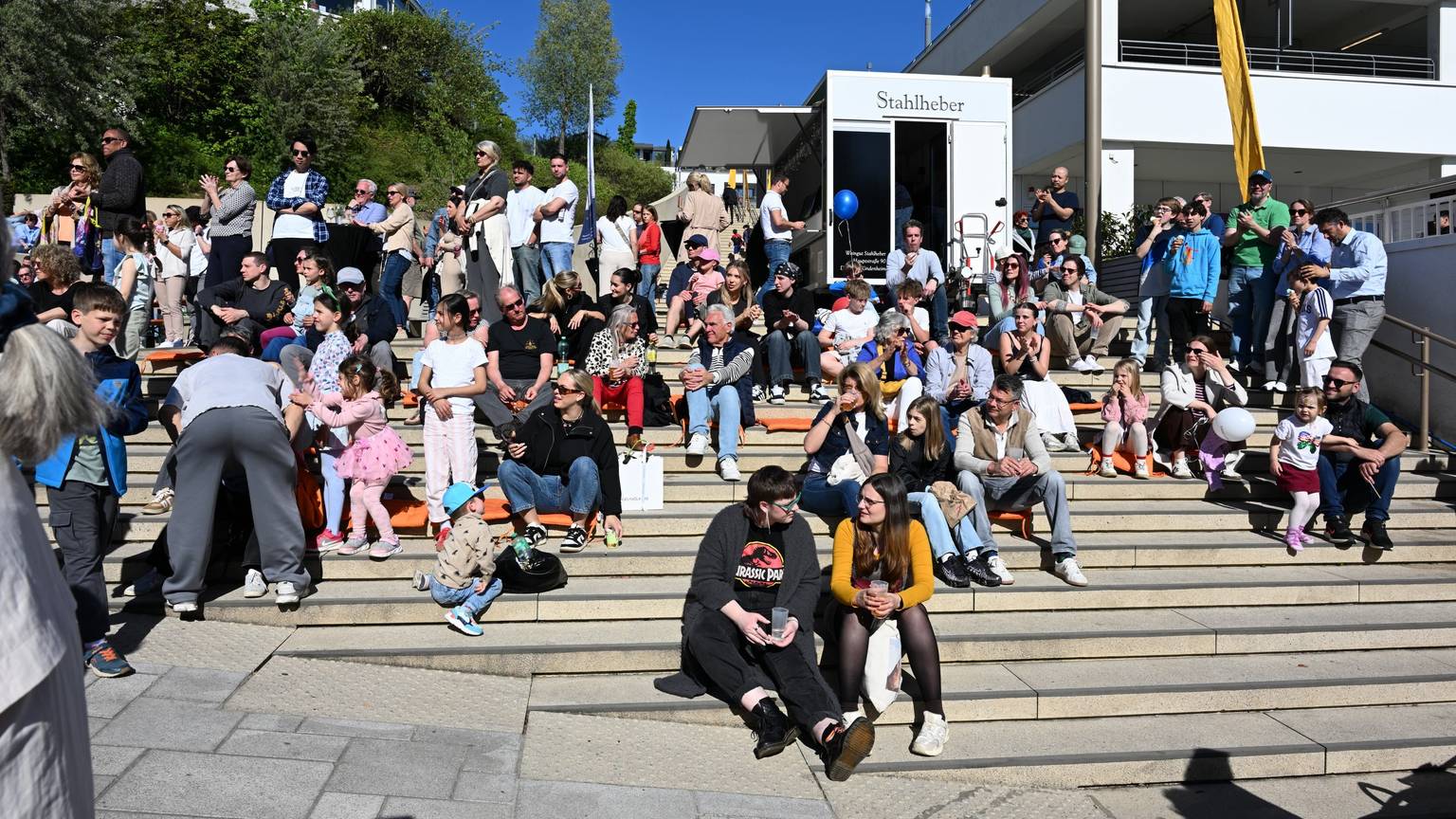 Menschen sitzen auf einer Treppe.
