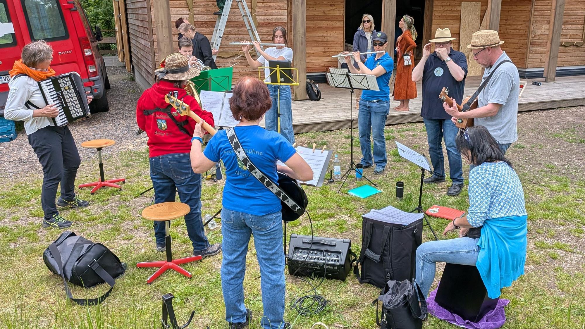Die Band probt vor Hauptbühne.