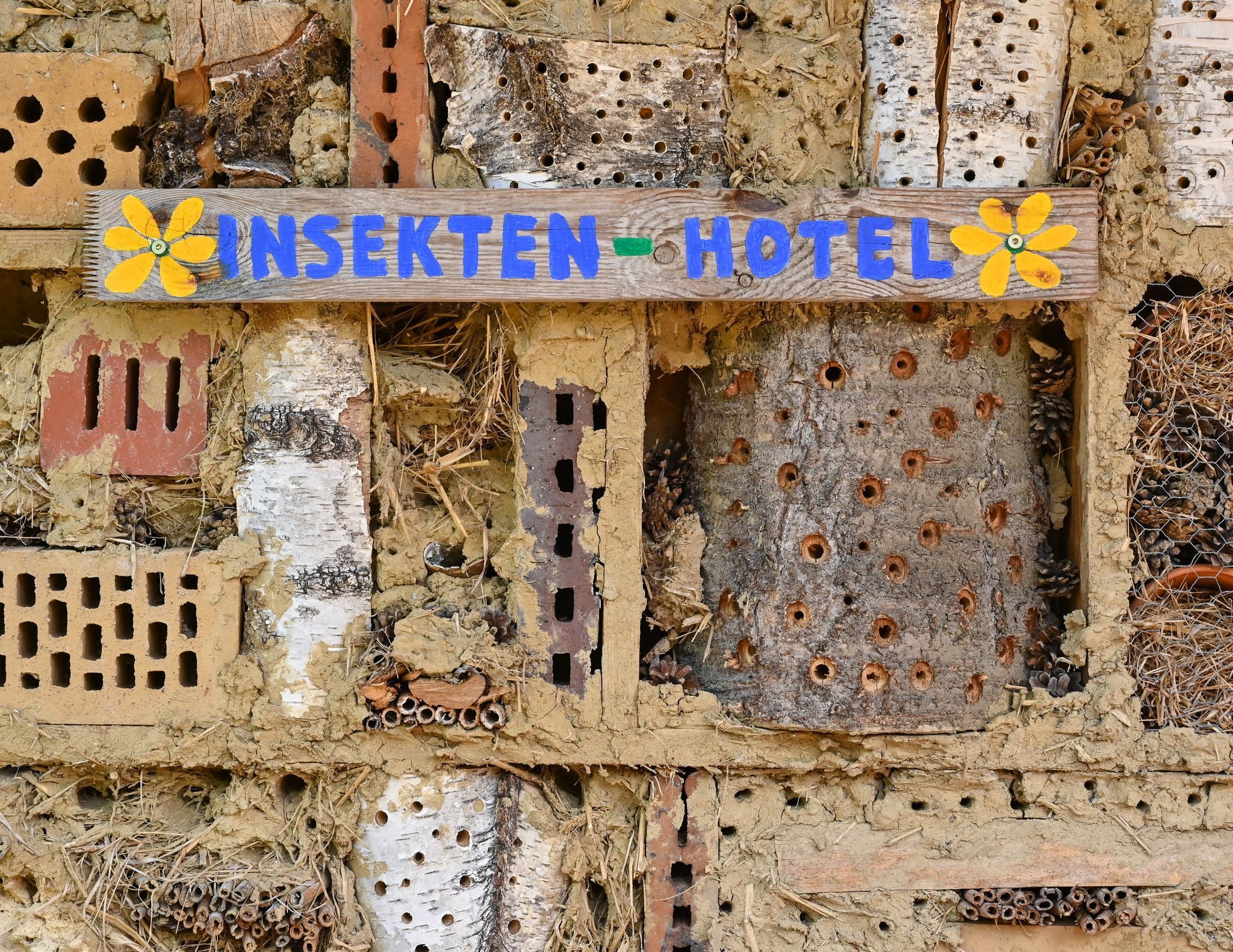 Insektenhotel für Wildbienen und andere Insekten