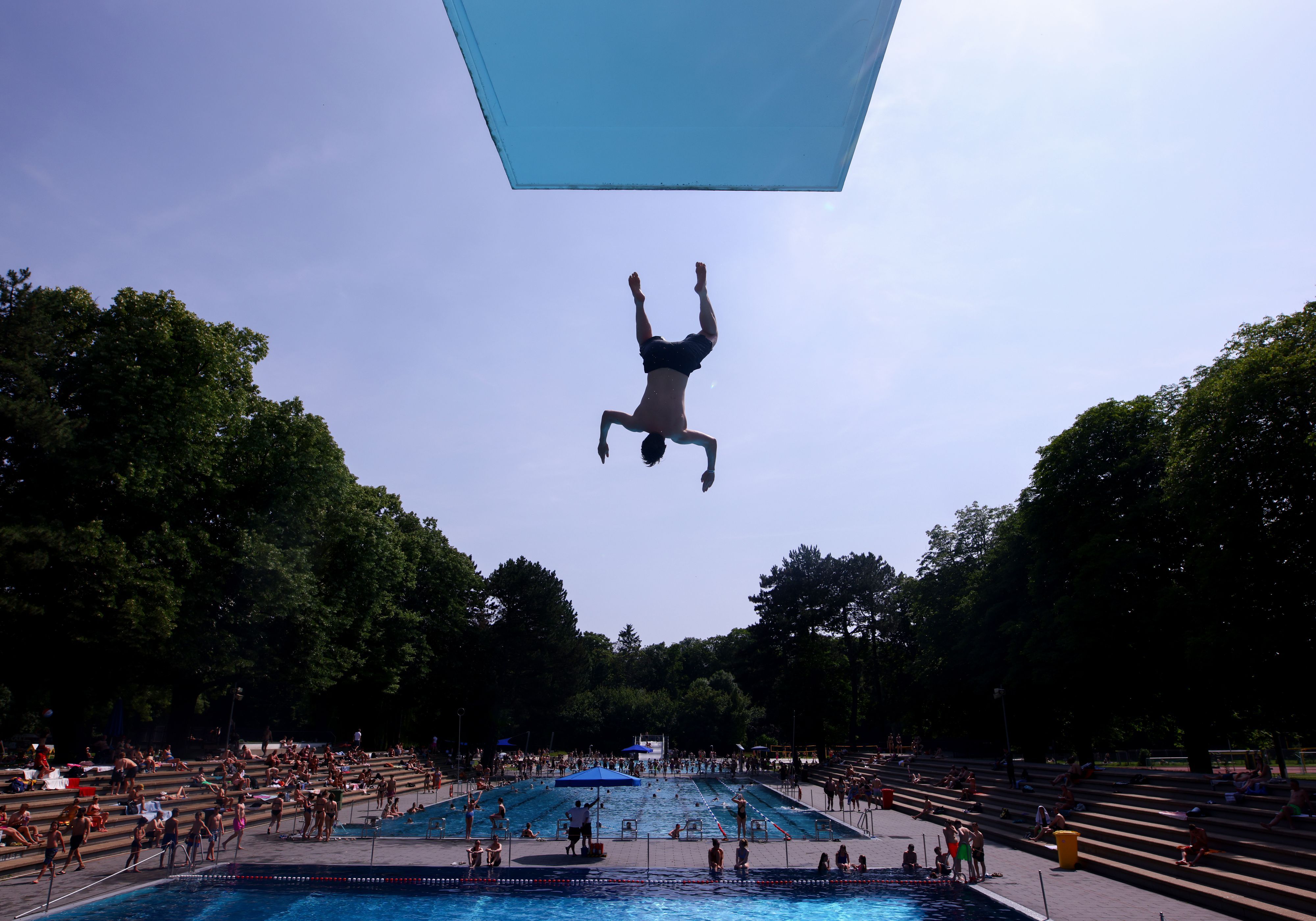 Ein junger Mann springt im Kölner Stadionbad vom 10-Meter-Turm.