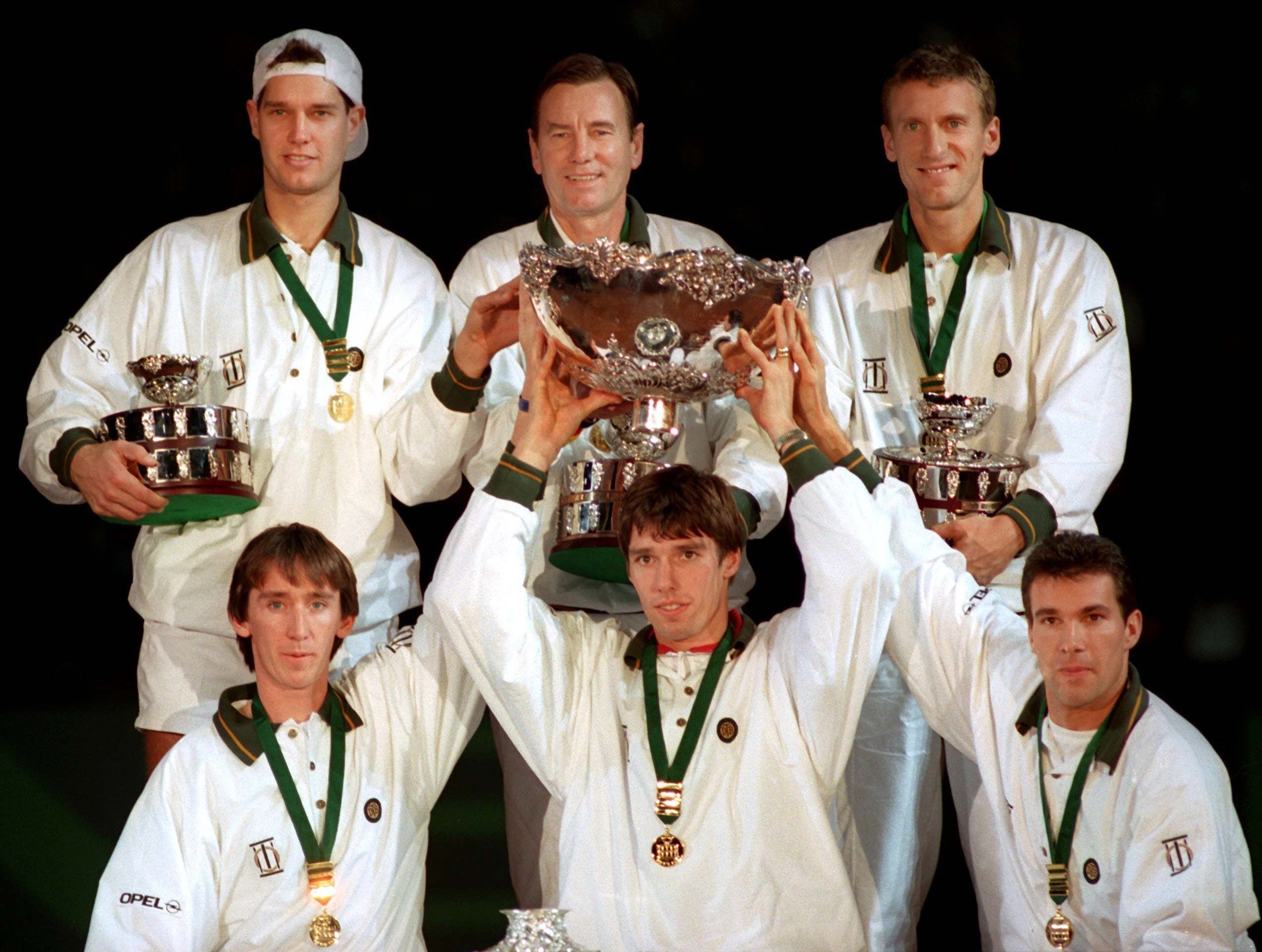 Archivbild vom 5. Dezember 1993 zeigt das deutsche Daviscup-Team v.l. (hinten)  Marc-Kevin Goellner, Team-Chef Niki Pilic, Patrik Kühnen, (vorn) Bernd Karbacher, Michael Stich und Carl-Uwe Steeb mit der Trophäe nach dem Gewinn des Mannschaftswettbewerbes in Düsseldorf. Die Deutschen siegten zum dritten Mal nach 1988 und 1989. Zwei Tage nach dem Klassenerhalt des deutschen Teams in Essen gegen Mexiko hat Kapitän Niki Pilic am Dienstag (23.09.1997) seinen Rücktritt für 1998 angekündigrt. dpa (zu dpa 0174) |