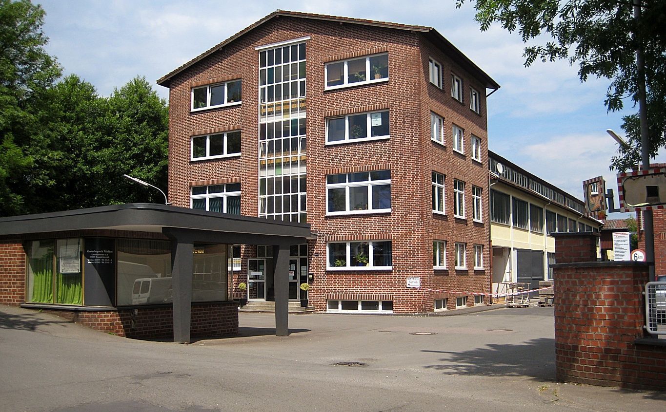 Pförtnerhäuschen vor Bürogebäude