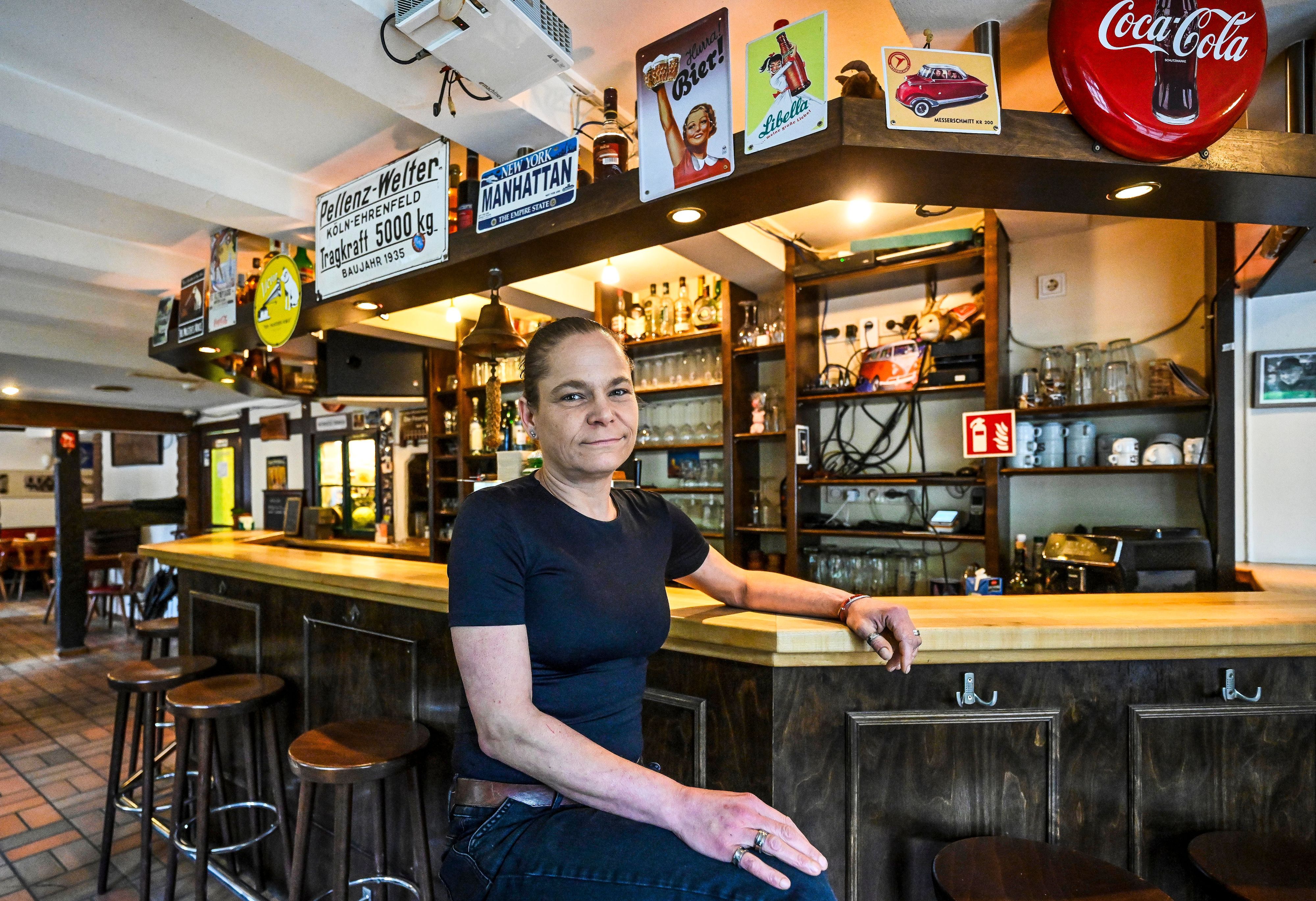 Zu sehen ist Anke Seltrecht an der Theke im Baumhof.