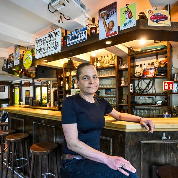 Zu sehen ist Anke Seltrecht an der Theke im Baumhof.