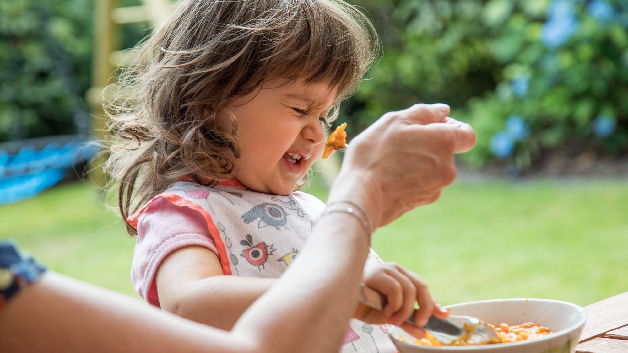 Mädchen lehnt sein Essen ab