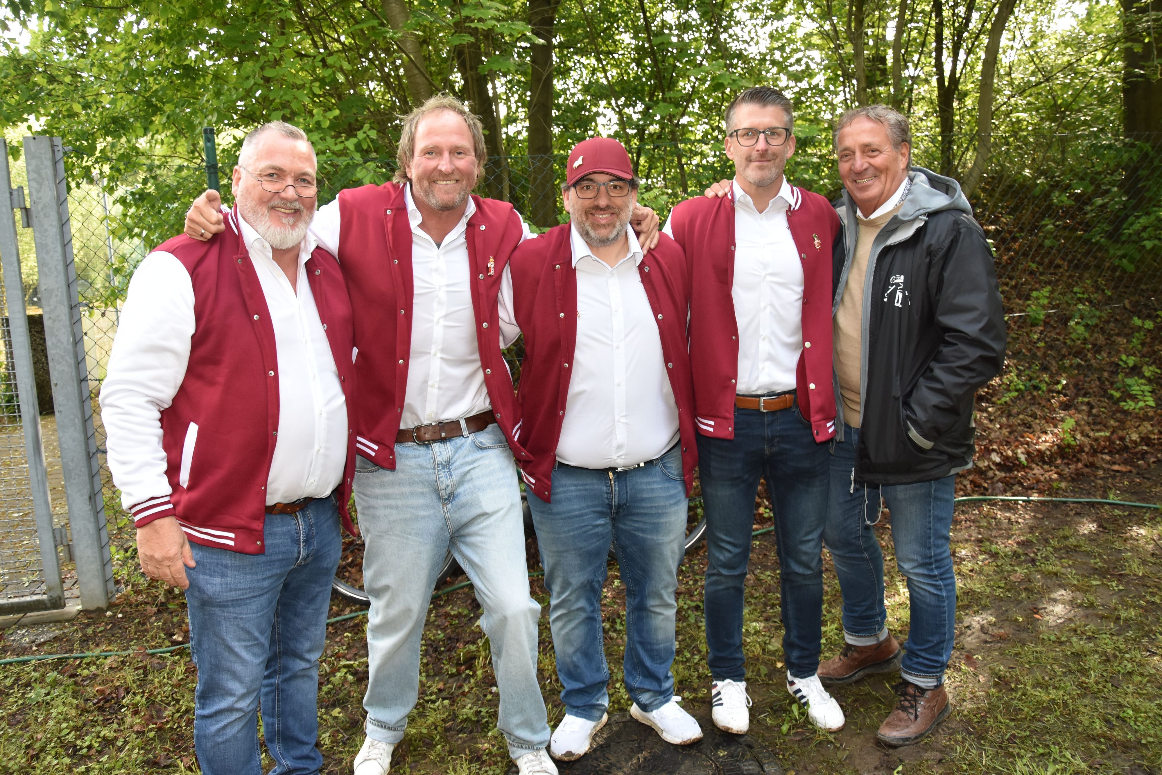Das Wormersdorfer Dreigestirn steht mit Adjutanten Werner Bollig (l.) und Dieter Weber auf seine karnevalistische Machtübernahme vor.