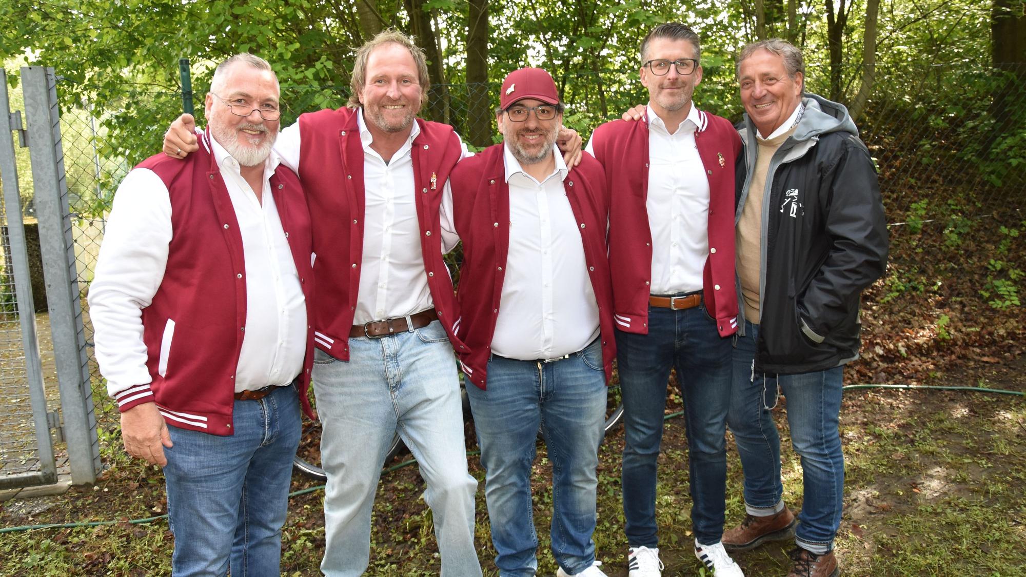 Das Wormersdorfer Dreigestirn steht mit Adjutanten Werner Bollig (l.) und Dieter Weber auf seine karnevalistische Machtübernahme vor.