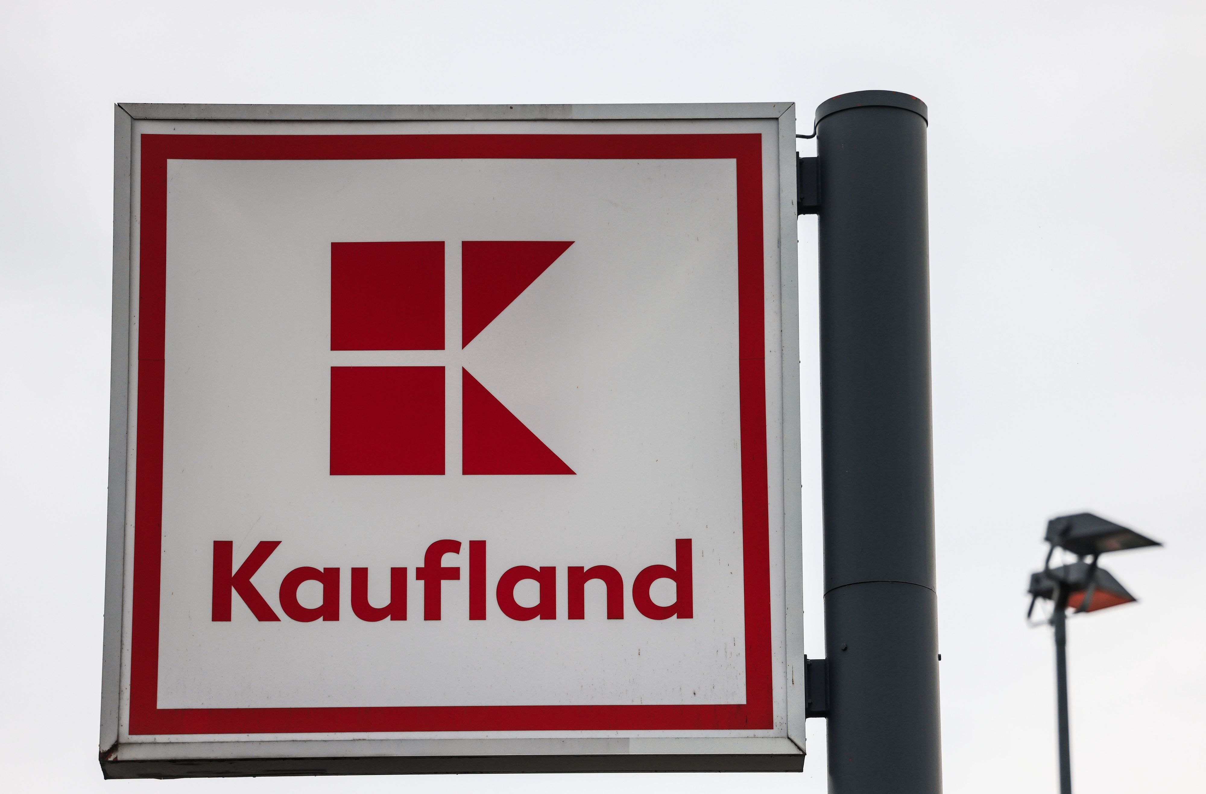 Das Logo des Lebensmitteleinzelhändlers Kaufland steht vor einer Filiale.