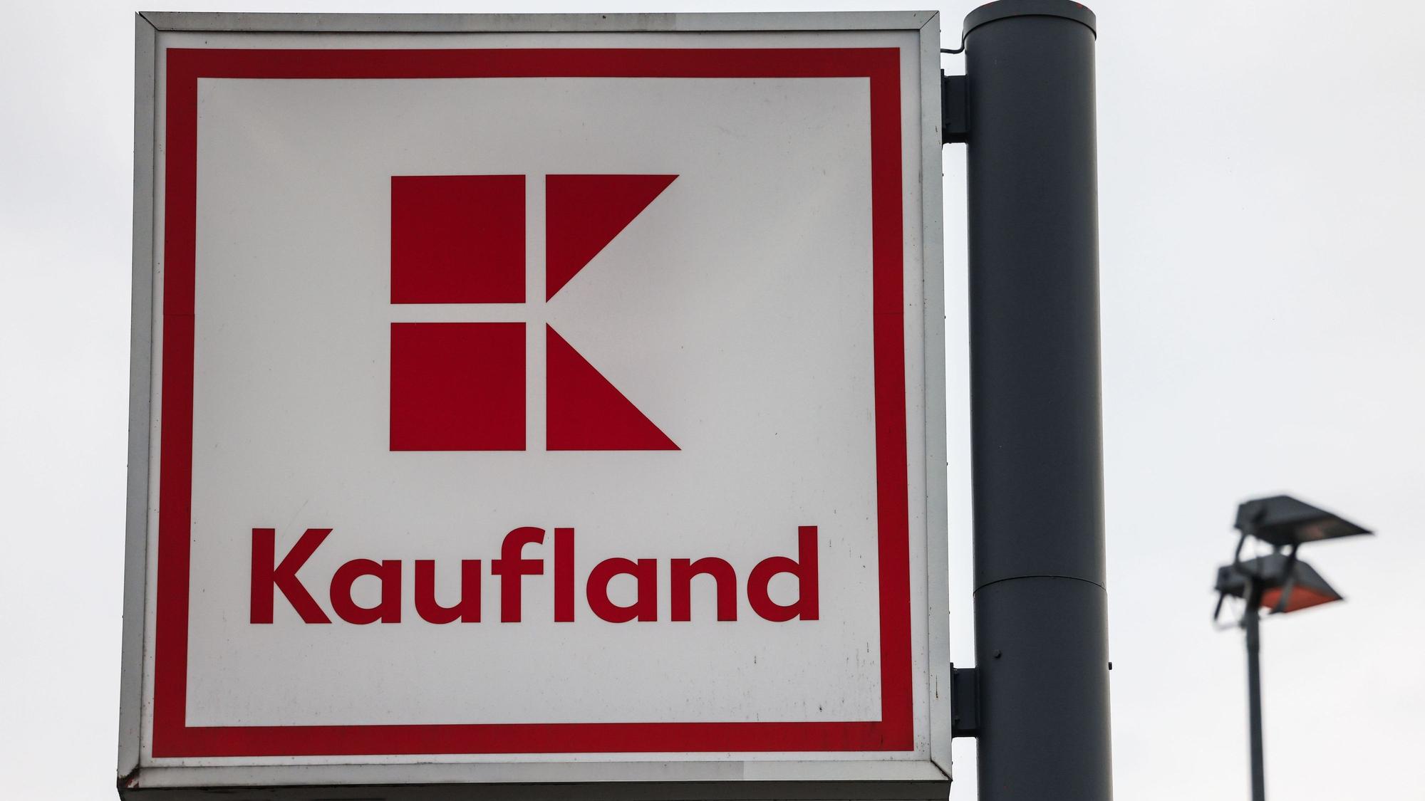 Das Logo des Lebensmitteleinzelhändlers Kaufland steht vor einer Filiale.