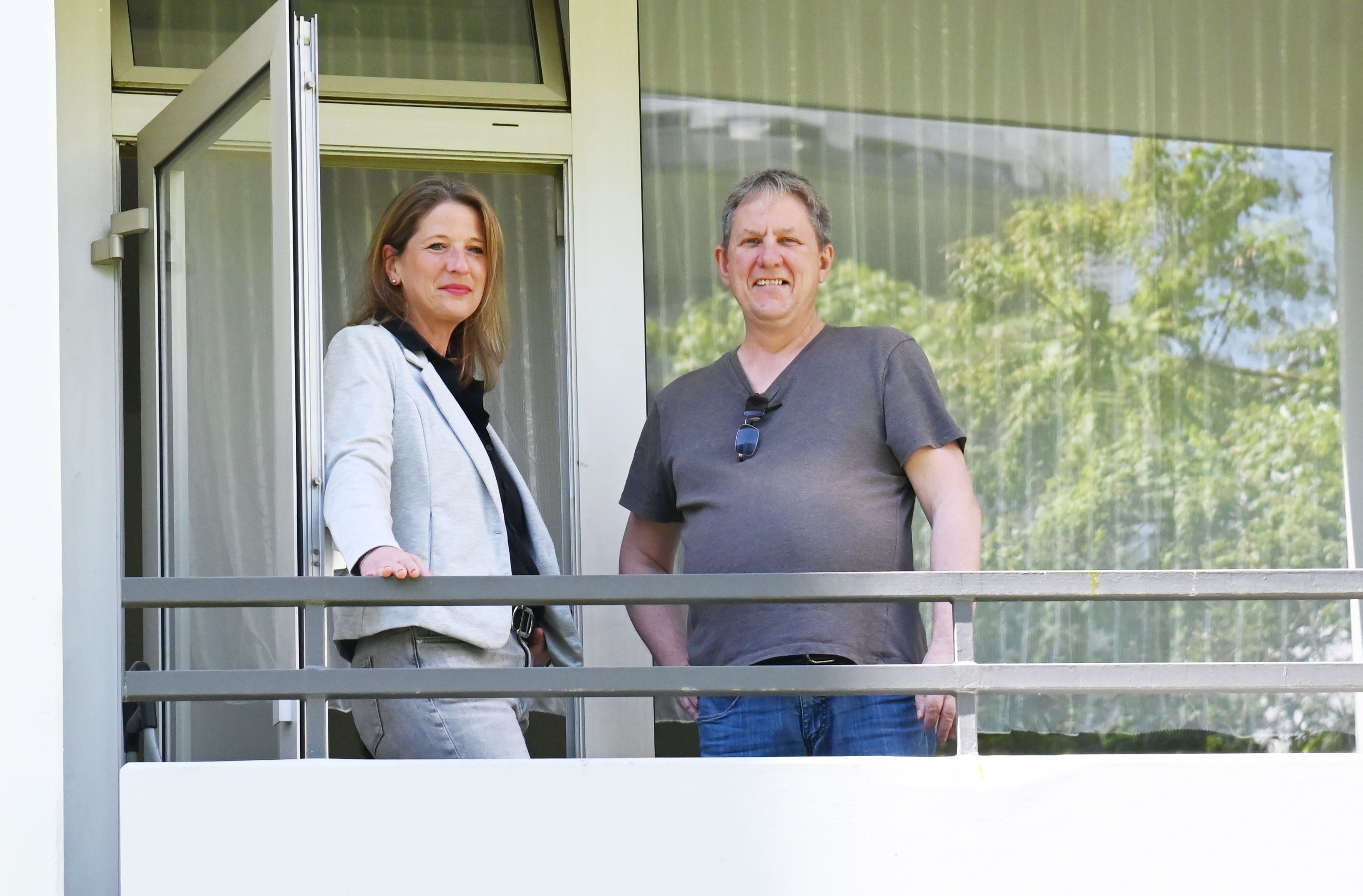 Ralf Ebersoldt ist einer der ersten Kölner, die über die soziale Wohnraumagentur wieder eine eigene Wohnung bekommen haben. Diakonie-Standortentwicklerin Ina Winkler hat sie vermittelt.