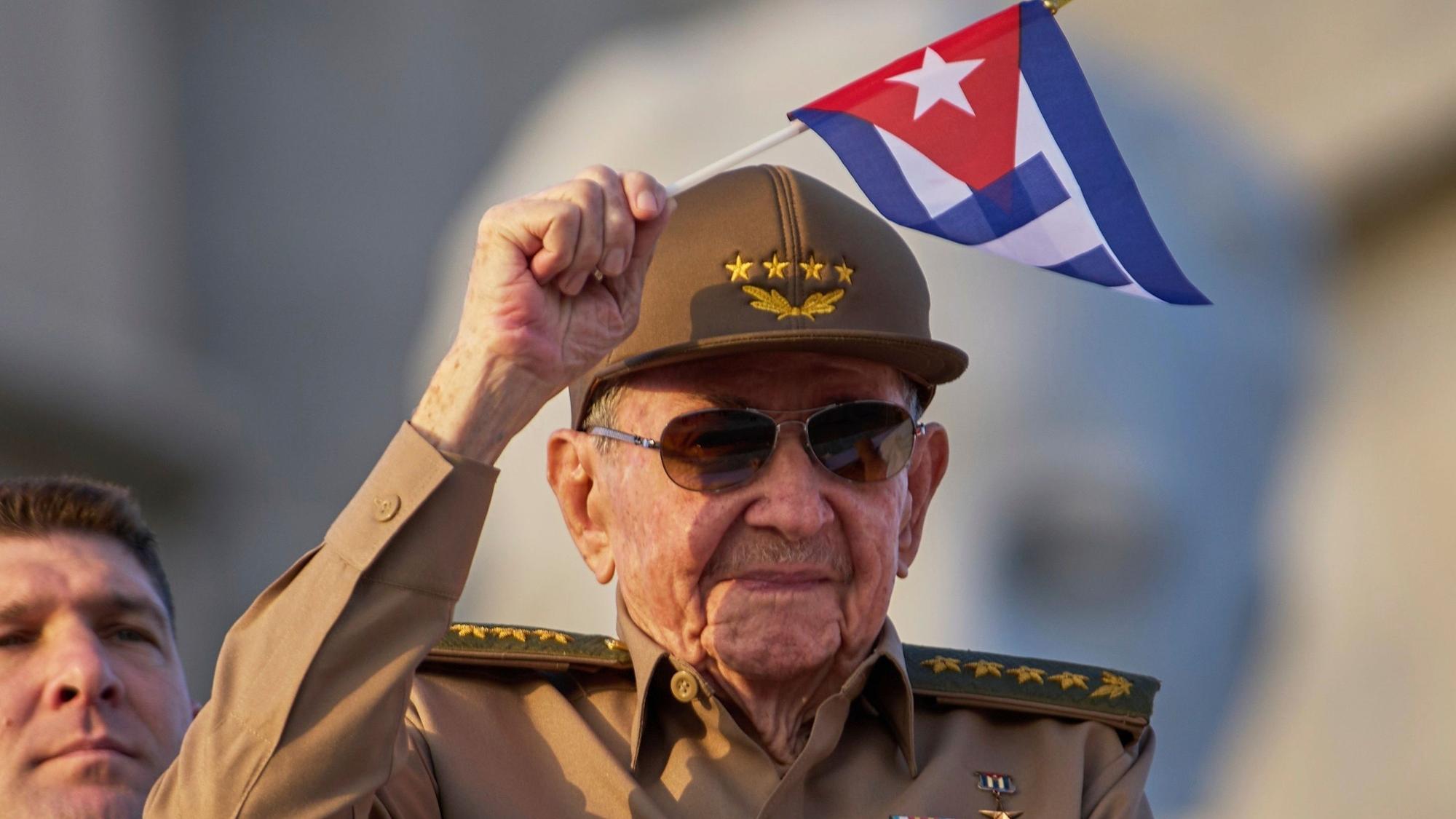 ARCHIV - 01.05.2025, Kuba, Havanna: Raúl Castro schwenkt eine kubanische Nationalflagge während der Parade zum 1. Mai auf dem Platz der Revolution in Havanna. (zu dpa: «US-Regierung: Klage gegen Kubas Ex-Staatschef Raúl Castro») Foto: Ramon Espinosa/AP/dpa +++ dpa-Bildfunk +++