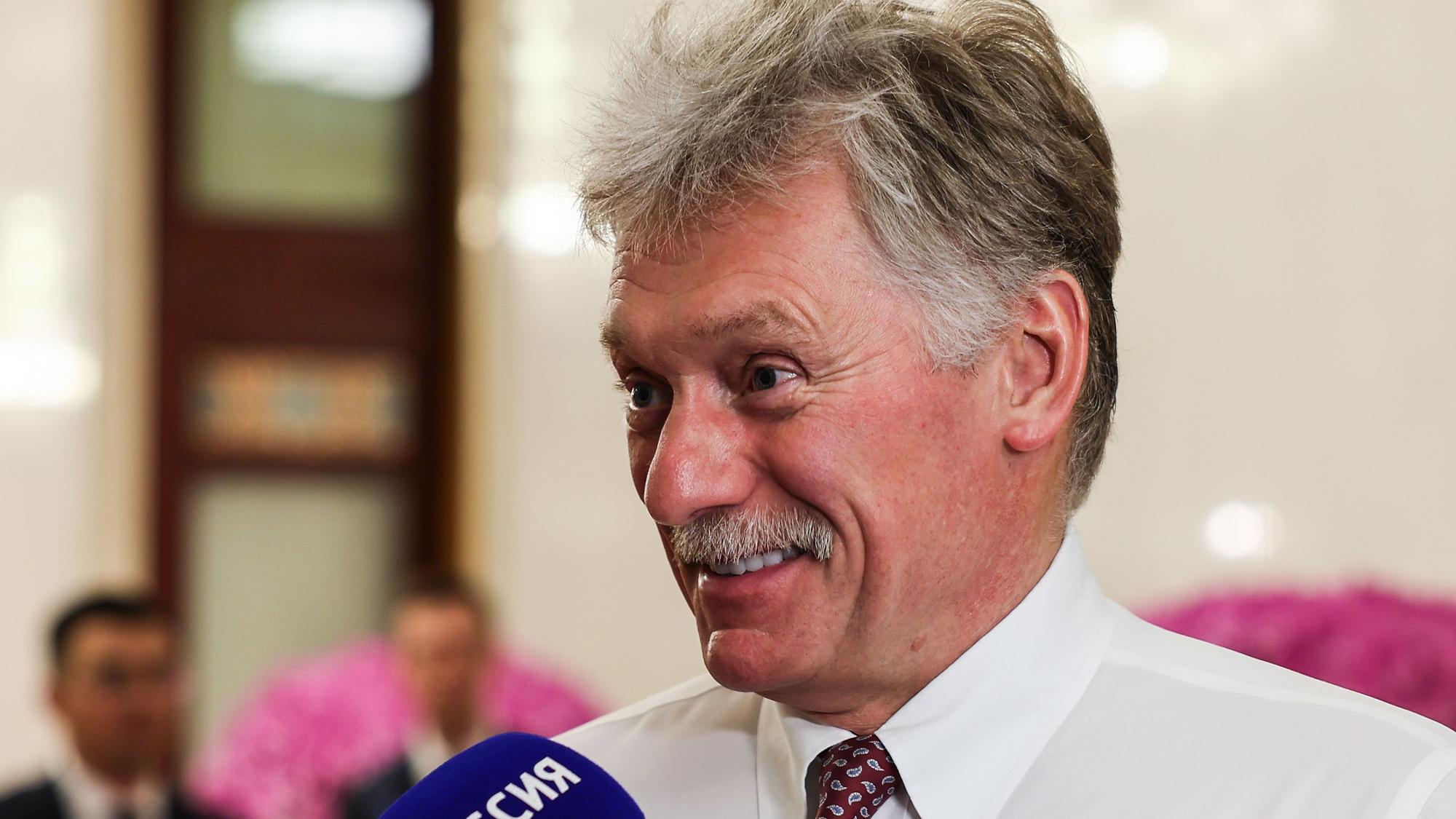Kremlsprecher Dmitri Peskow spricht zu Journalisten in der Großen Halle des Volkes in Peking während des Besuchs des russischen Präsidenten in China.
