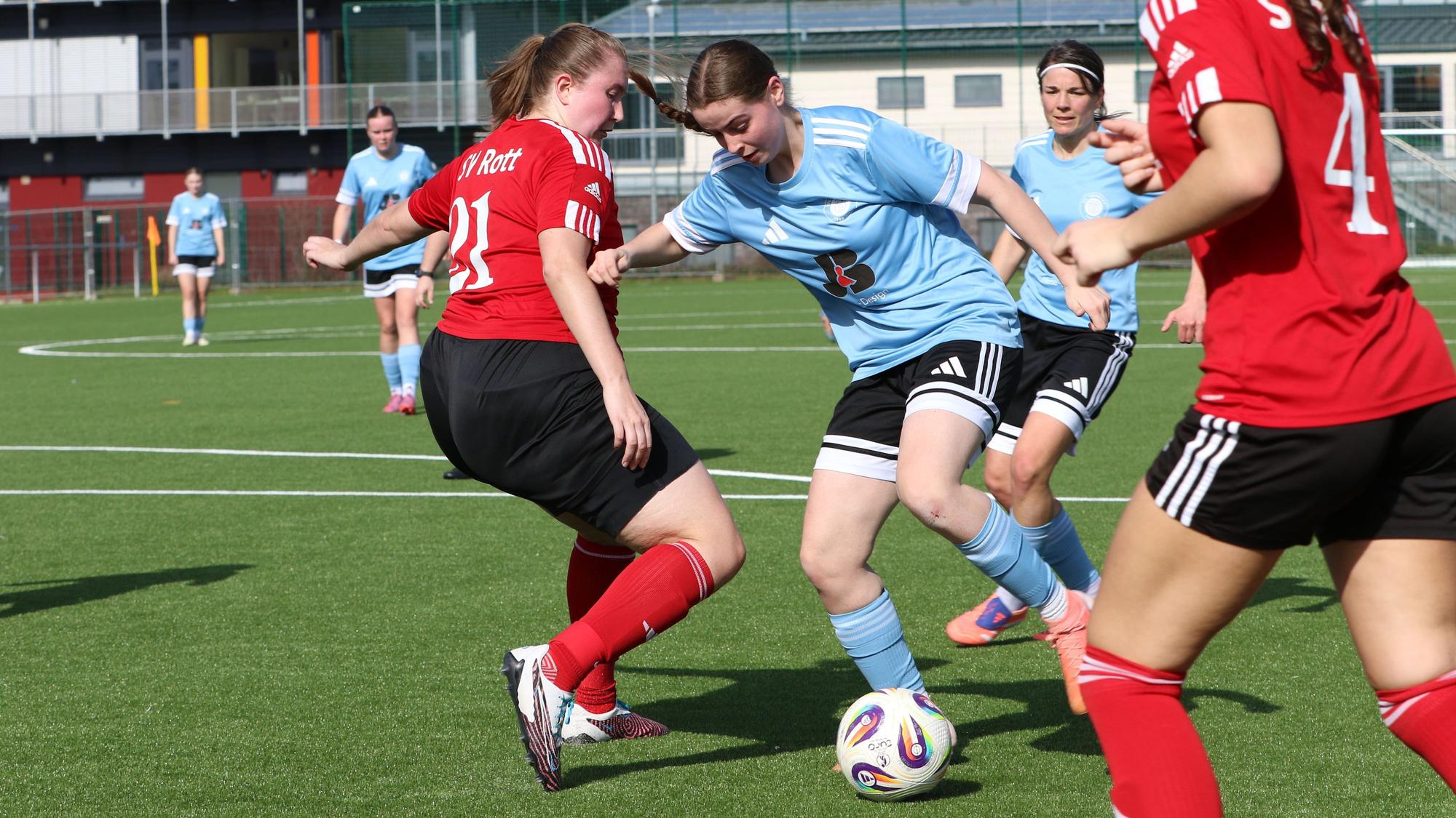 Hanna Frauenkron dribbelt sich gegen zwei Spielerinnen fest.