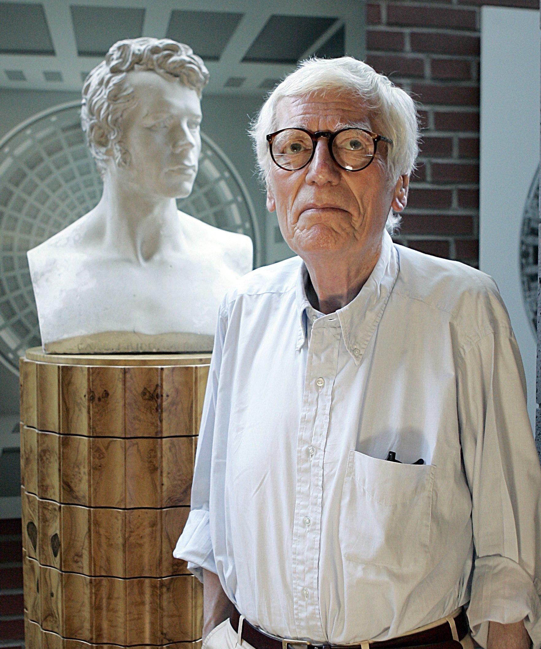 Oswald Mathias Ungers steht vor einer Büste des Architekten Karl Friedrich Schinkel.