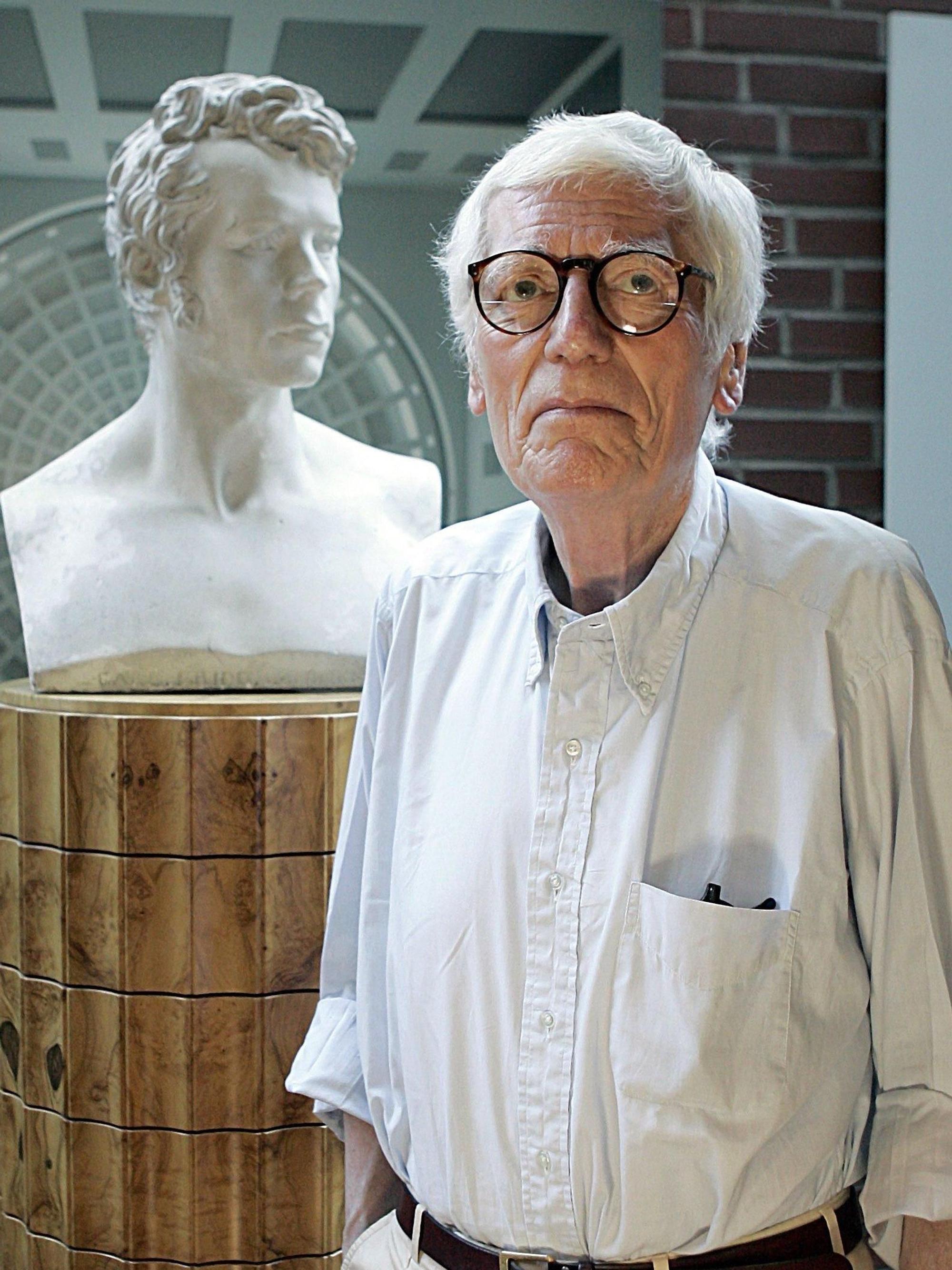 Oswald Mathias Ungers steht vor einer Büste des Architekten Karl Friedrich Schinkel.