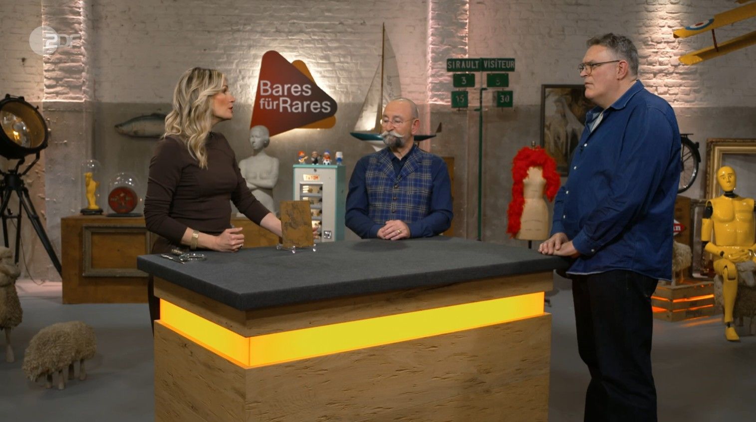 Der Kölner Tim Bliesener (v.r.) mit ZDF-Moderator Horst Lichter und Expertin Bianca Berding bei „Bares für Rares“.