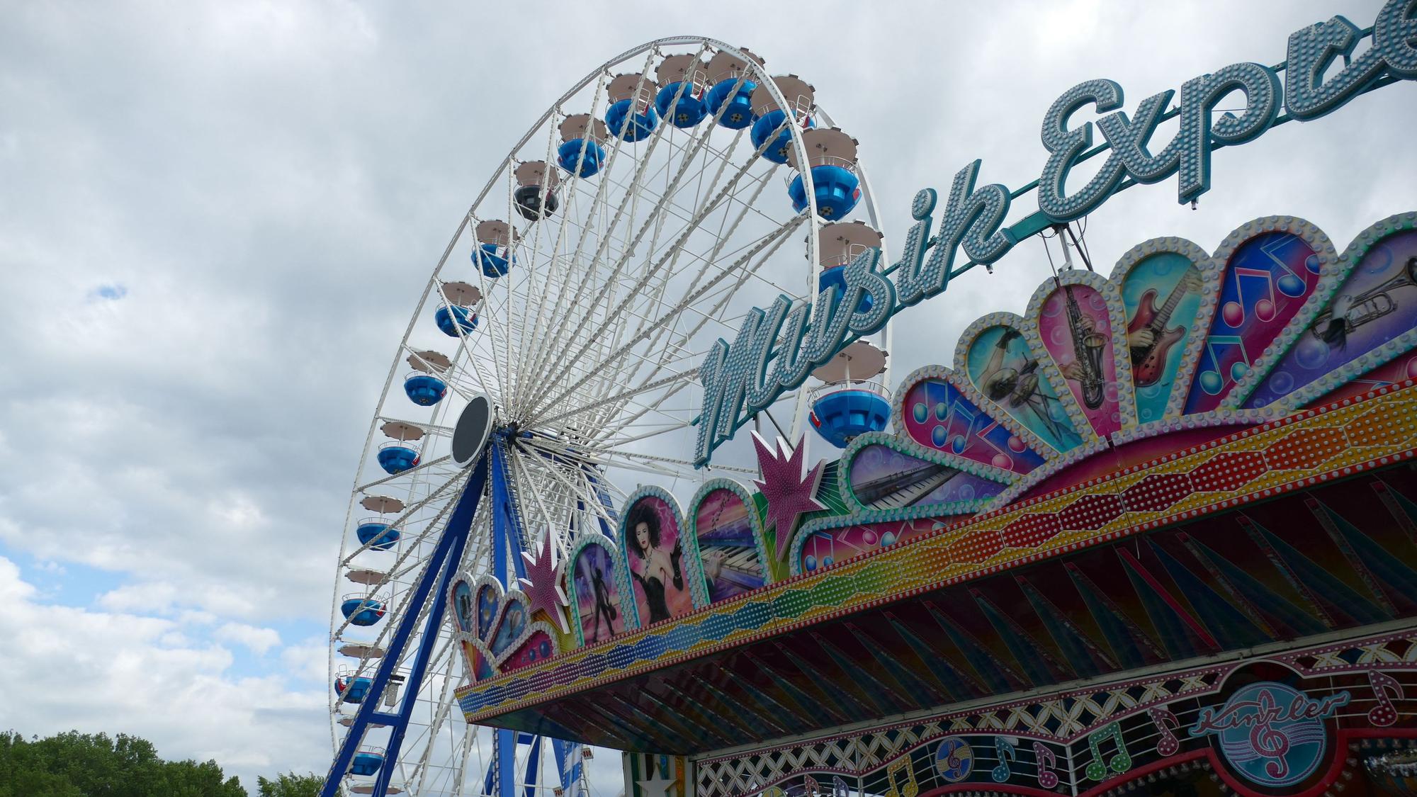 Das Riesenrad und der Musikexpress stehen schon.