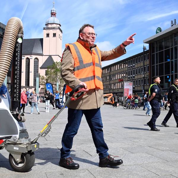 Da geht's lang: Oberbügermeister Torsten Burmester auf dem Weg zu einem sauberen Köln.