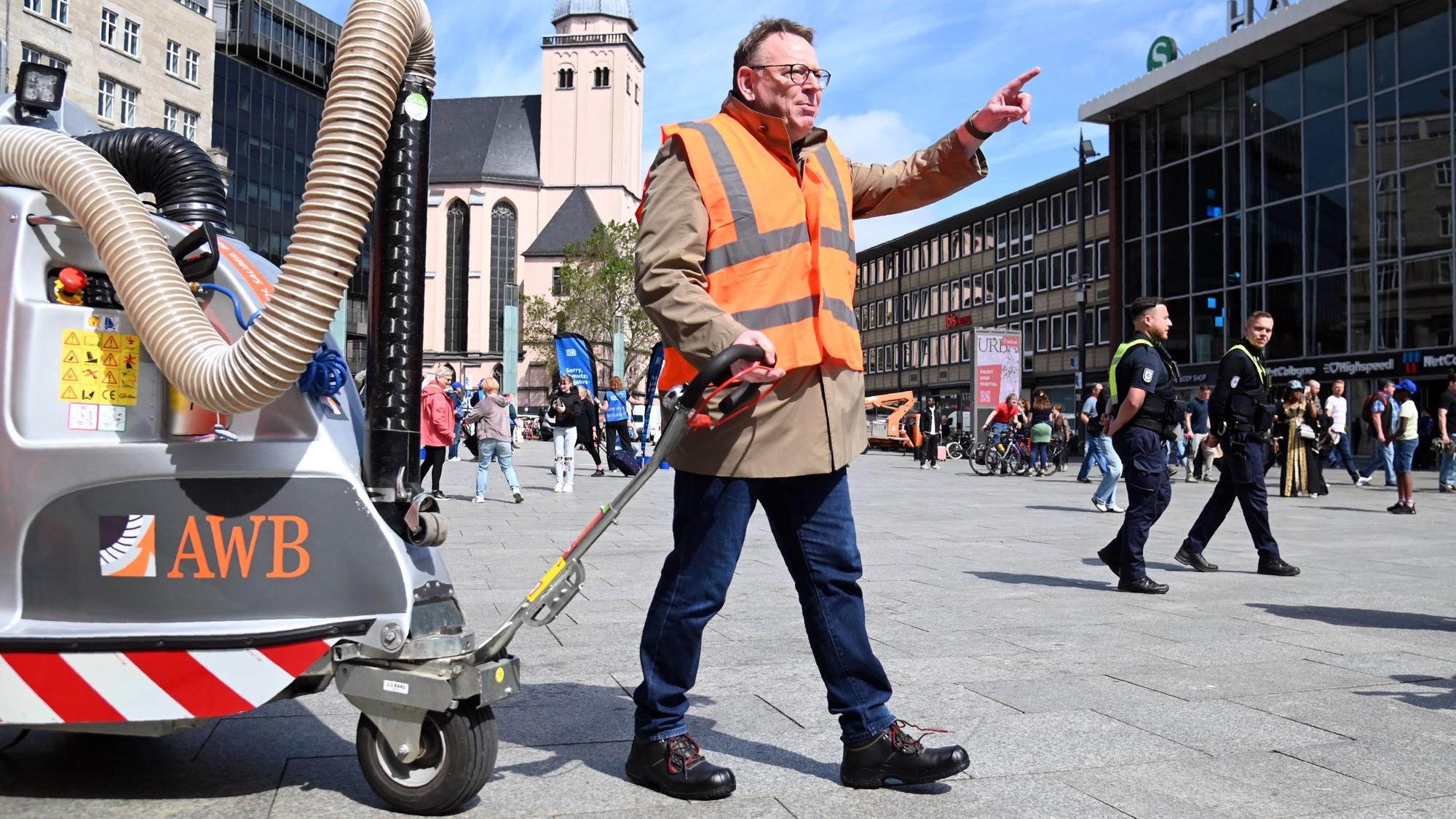 Da geht's lang: Oberbügermeister Torsten Burmester auf dem Weg zu einem sauberen Köln.