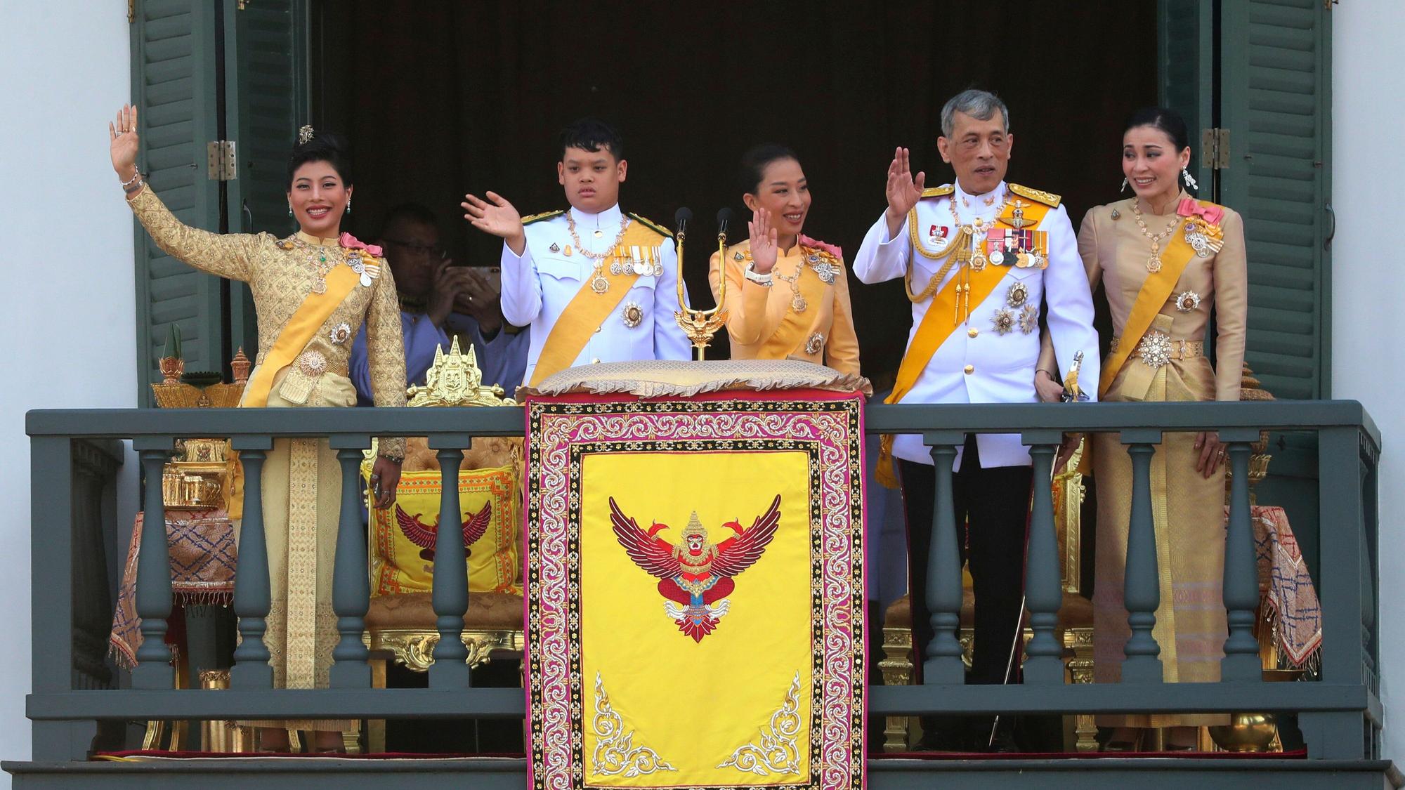 Die Mitglieder der Königsfamilie von Thailand, Prinzessin Sirivannavari Nariratana (l-r), Prinz Dipangkorn Rasmijoti, Prinzessin Bajrakitiyabha, König Maha Vajiralongkorn und Königin Suthida, winken von einem Balkon des Großen Palastes aus.