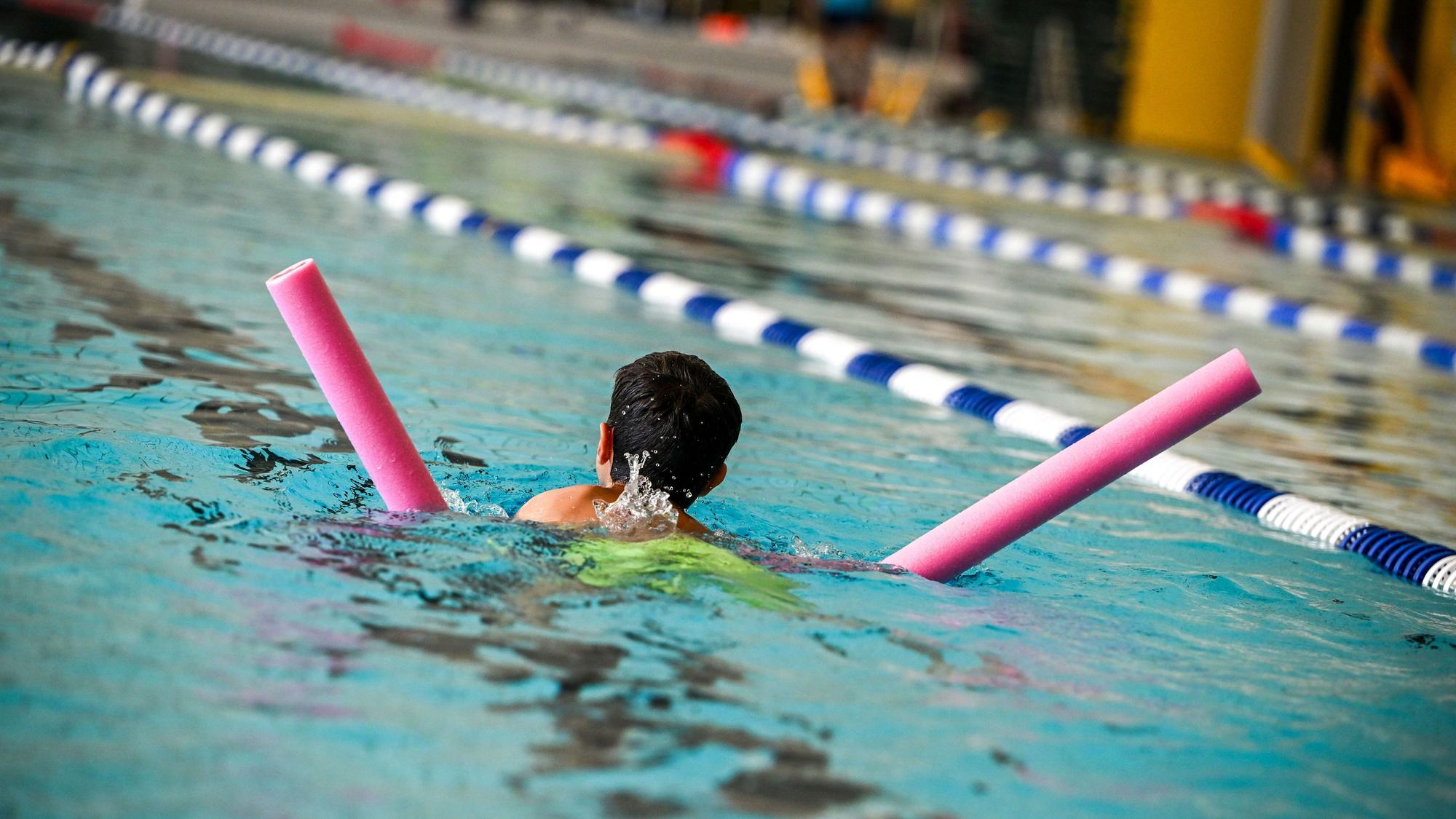 Ein Schüler nimmt an einem Schwimm-Intensivkurs teil. (Symbolbild)