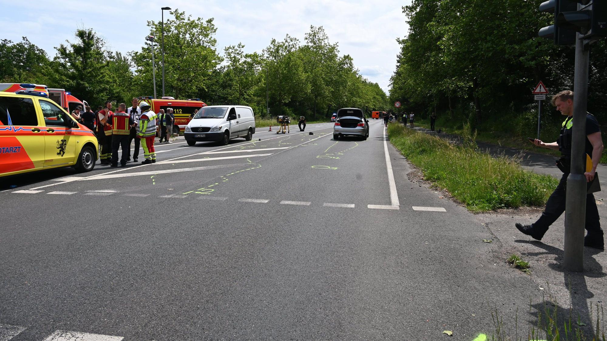 In Hürth war der 20-Jährige mit seinem BMW an der Ampel in eine Gruppe Kinder gefahren. Auch zwei Rettungshubschrauber waren im Einsatz.