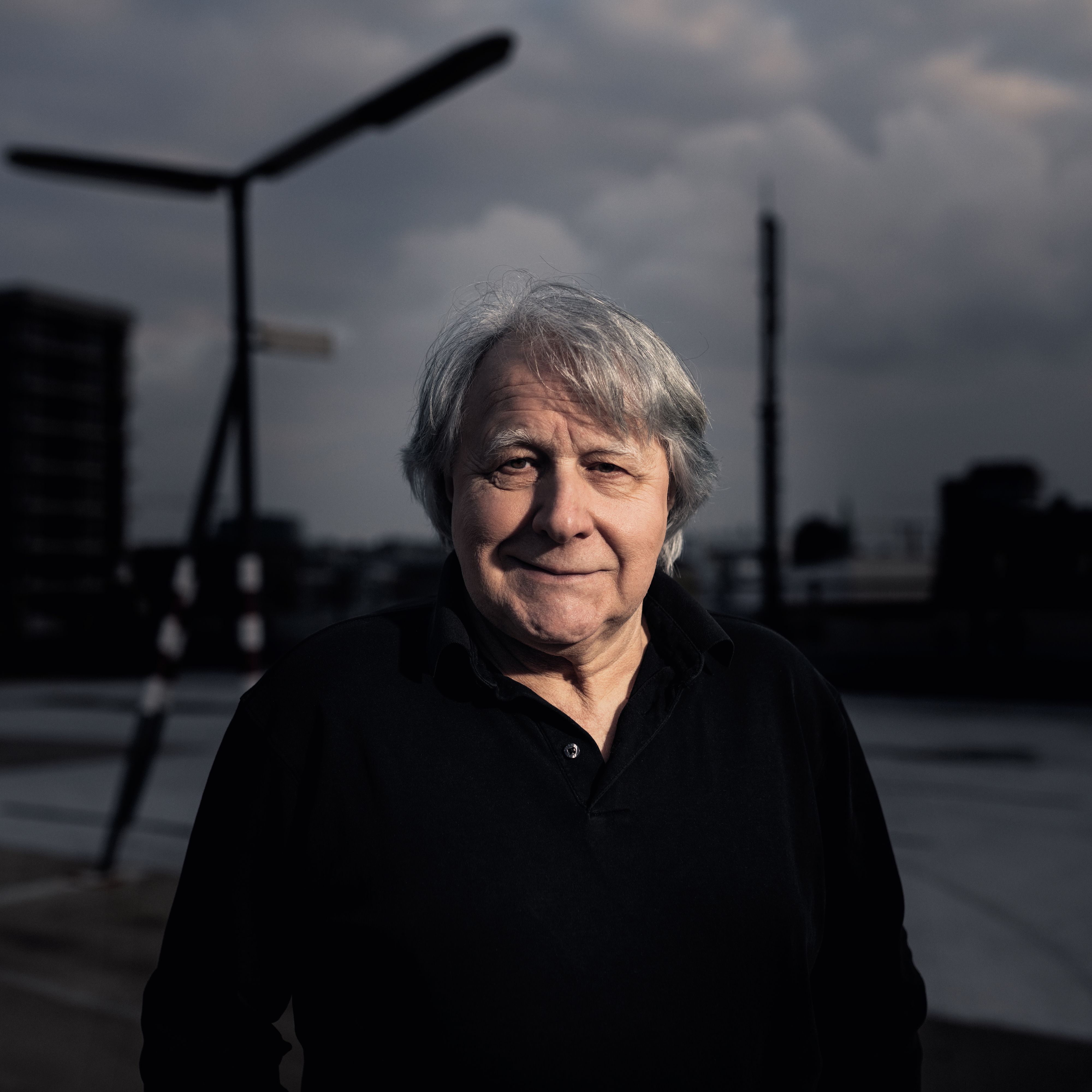 Das Bild zeigt Peter Urban. Er trägt ein schwarzes T-Shirt.