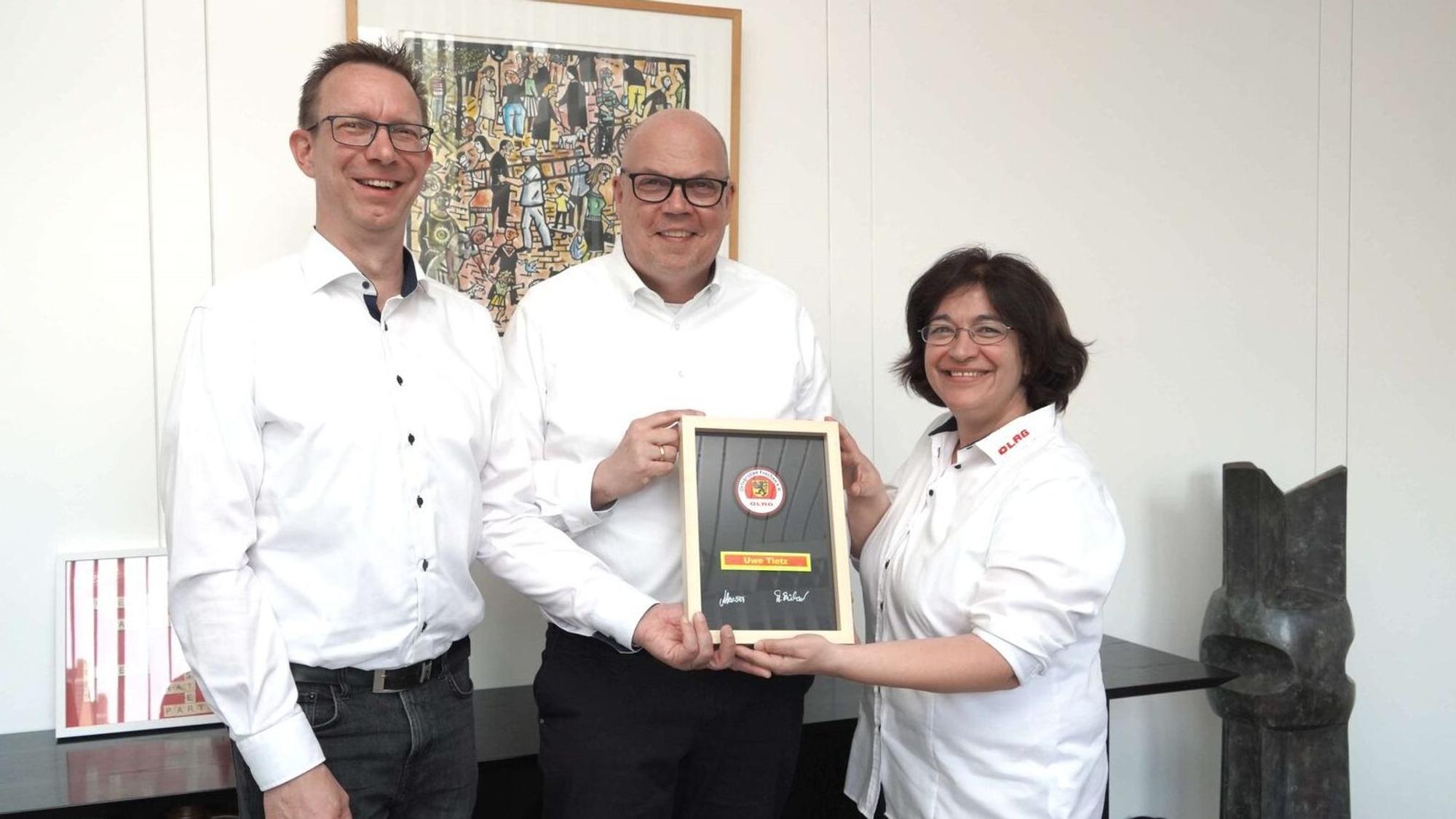 Die Vorsitzende Arezou Heuser und ihr Stellvertreter André Füchsel (l.) nahmen Bürgermeister Uwe Tietz vor einigen Wochen als Schirmherrn in die Ortsgruppe Frechen der DLRG auf.