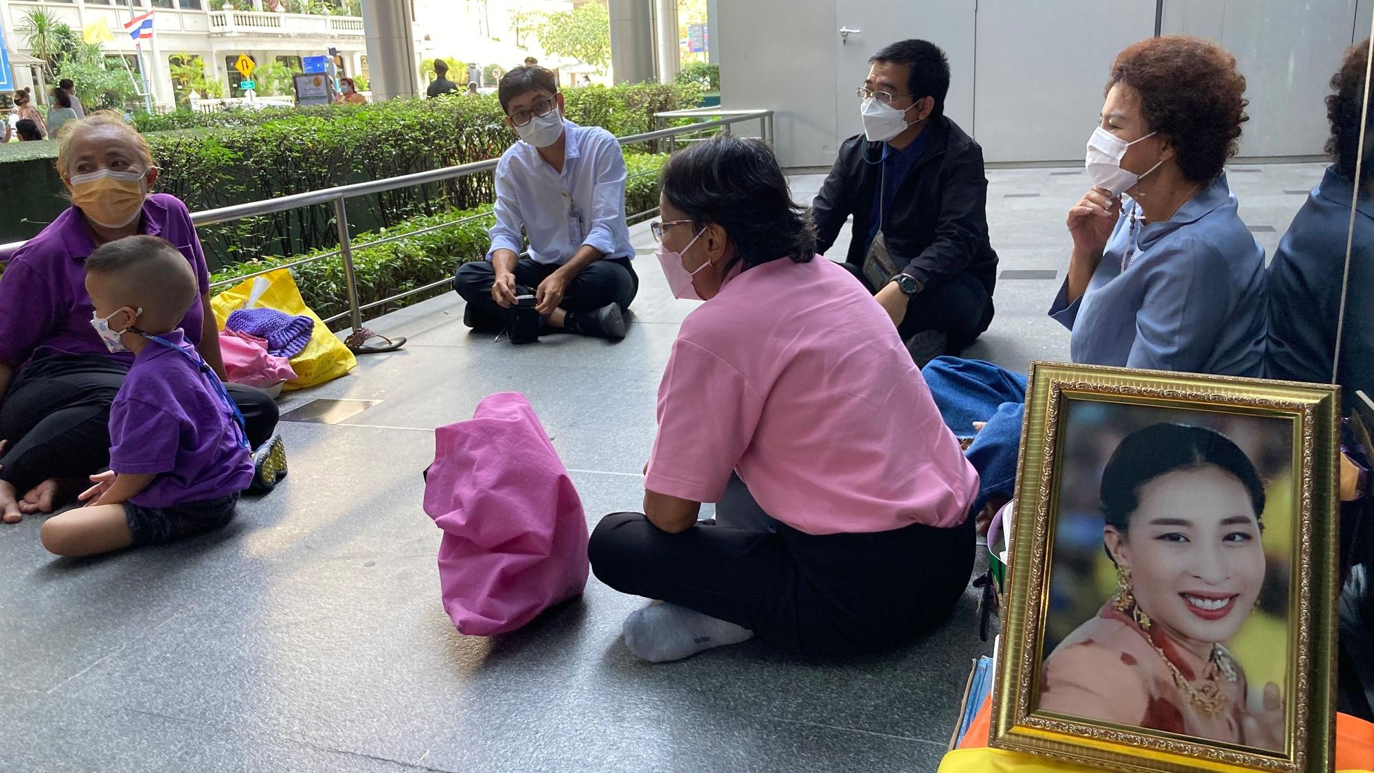 Vor dem King Chulalongkorn Memorial Hospital in Bangkok warten Menschen auf Neuigkeiten zum Zustand von Prinzessin Bajrakitiyabha.