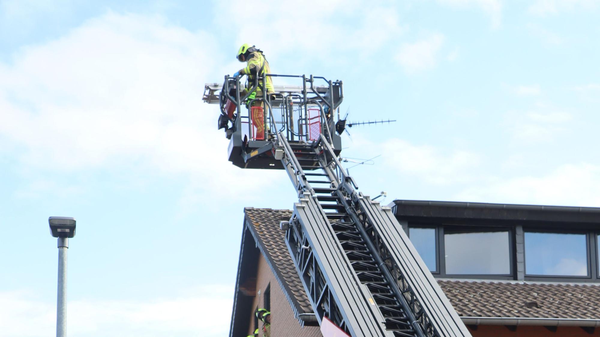 Für den Transport des verletzten aus dem Flurfenster des Obergeschosses wird die Drehleiter in Stellung gebracht.