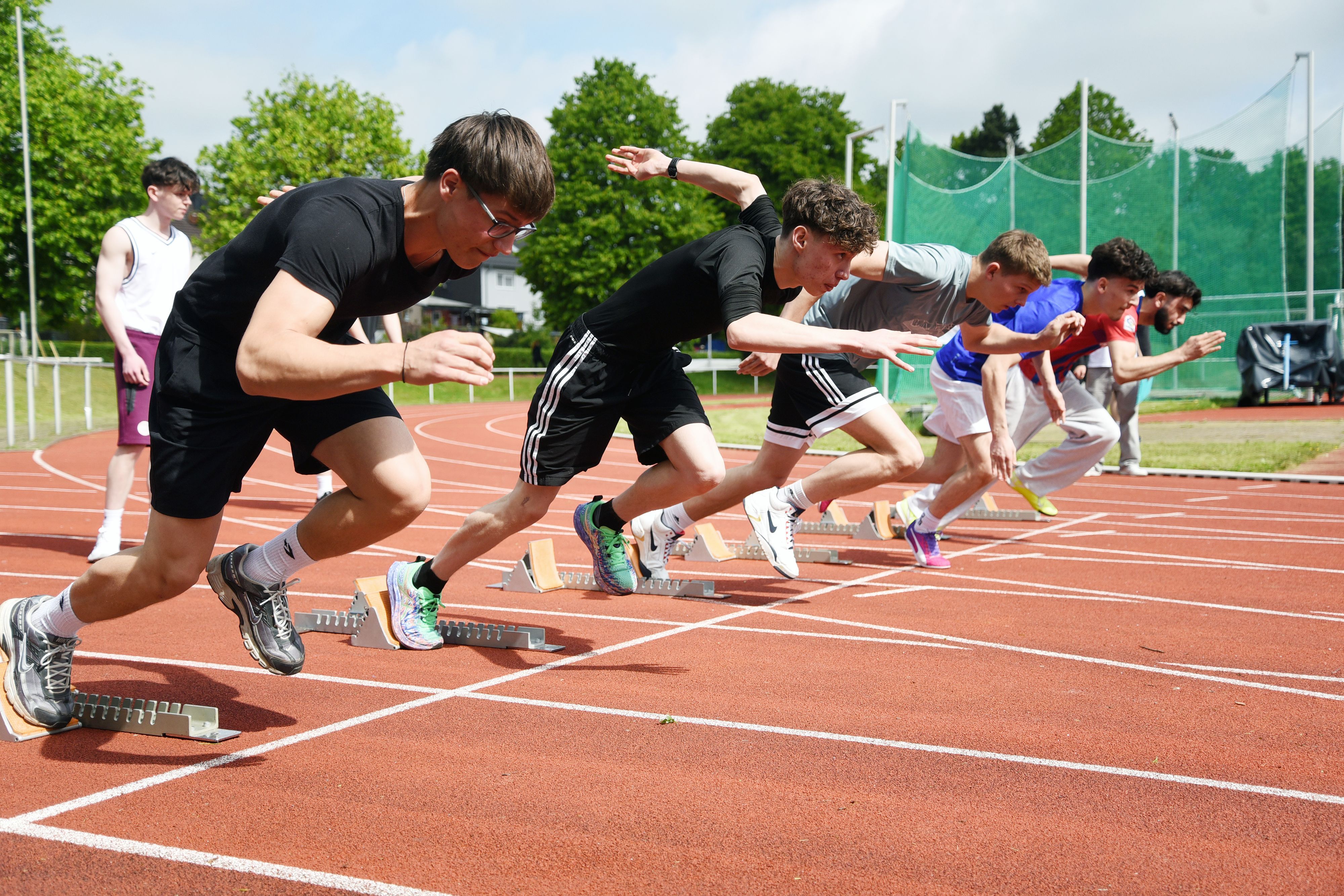 Fünf Jungs starten aus dem Startblock.