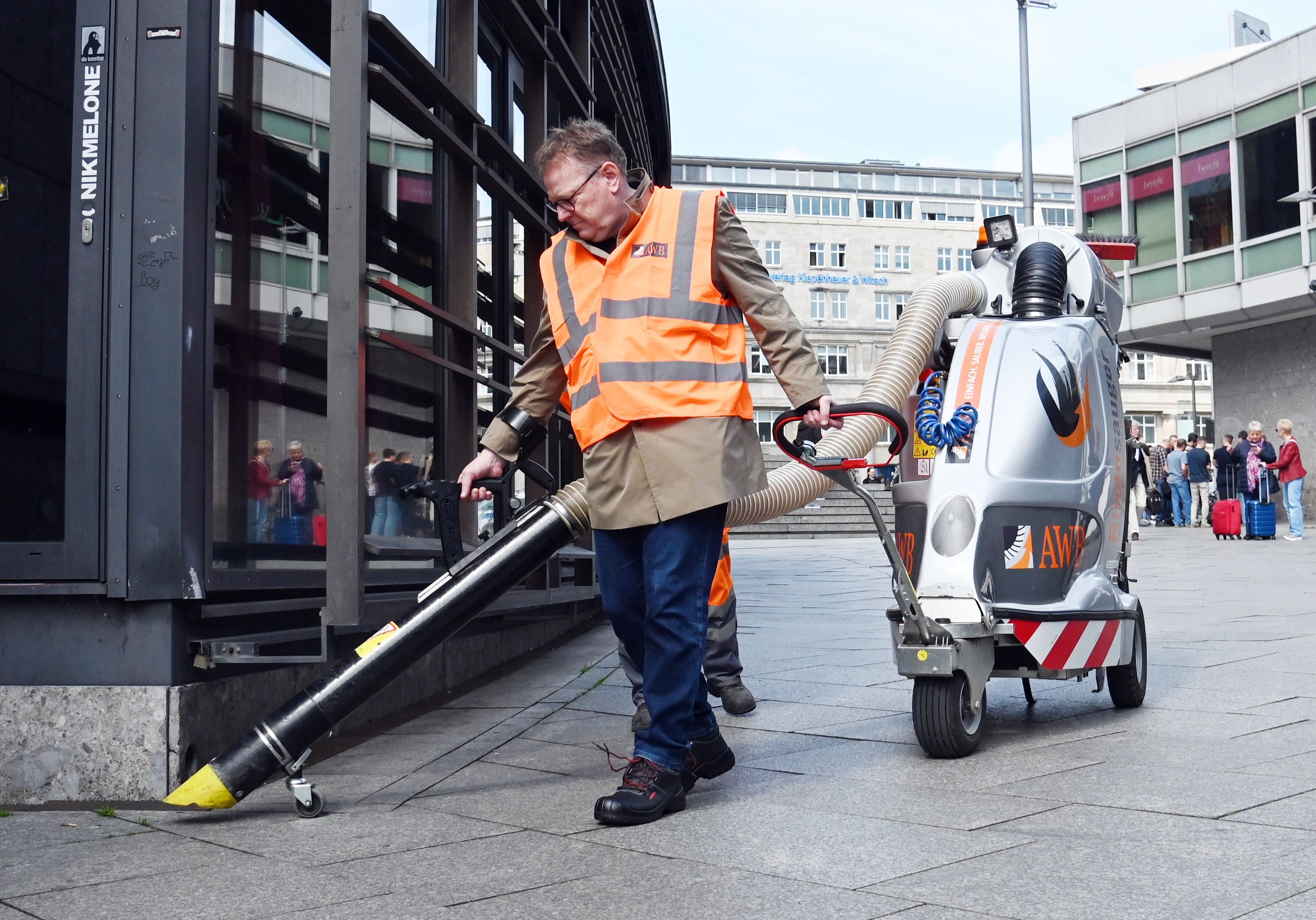 21.05.2026 Köln. Die Deutsche Bahn veranstaltet ihre Aktion „Frühjahrsputz“ im Kölner Hauptbahnhof. Die Maßnahme findet derzeit auch in zahlreichen anderen Bahnhöfen statt. In Köln sind Bahn, KVB, AWB und der Oberbürgermeister mit dabei. OB Burmester mit Reinigungsmaschine der AWB. Foto: Alexander Schwaiger