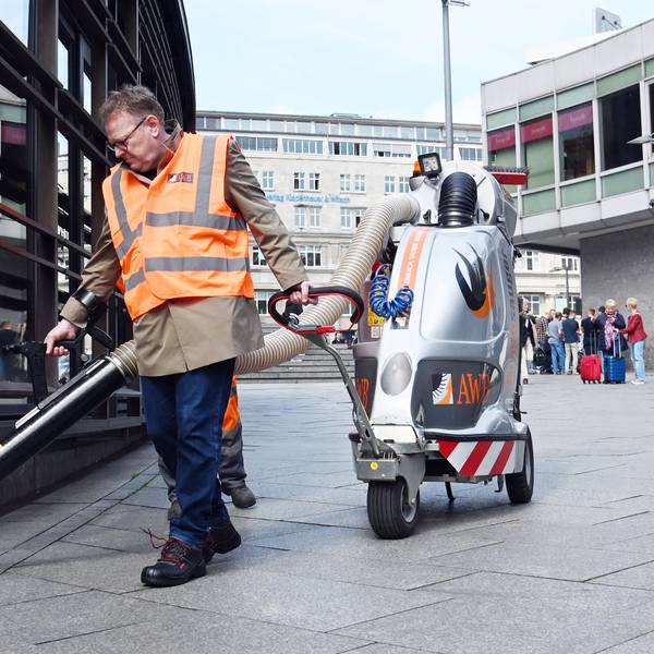 21.05.2026 Köln. Die Deutsche Bahn veranstaltet ihre Aktion „Frühjahrsputz“ im Kölner Hauptbahnhof. Die Maßnahme findet derzeit auch in zahlreichen anderen Bahnhöfen statt. In Köln sind Bahn, KVB, AWB und der Oberbürgermeister mit dabei. OB Burmester mit Reinigungsmaschine der AWB. Foto: Alexander Schwaiger