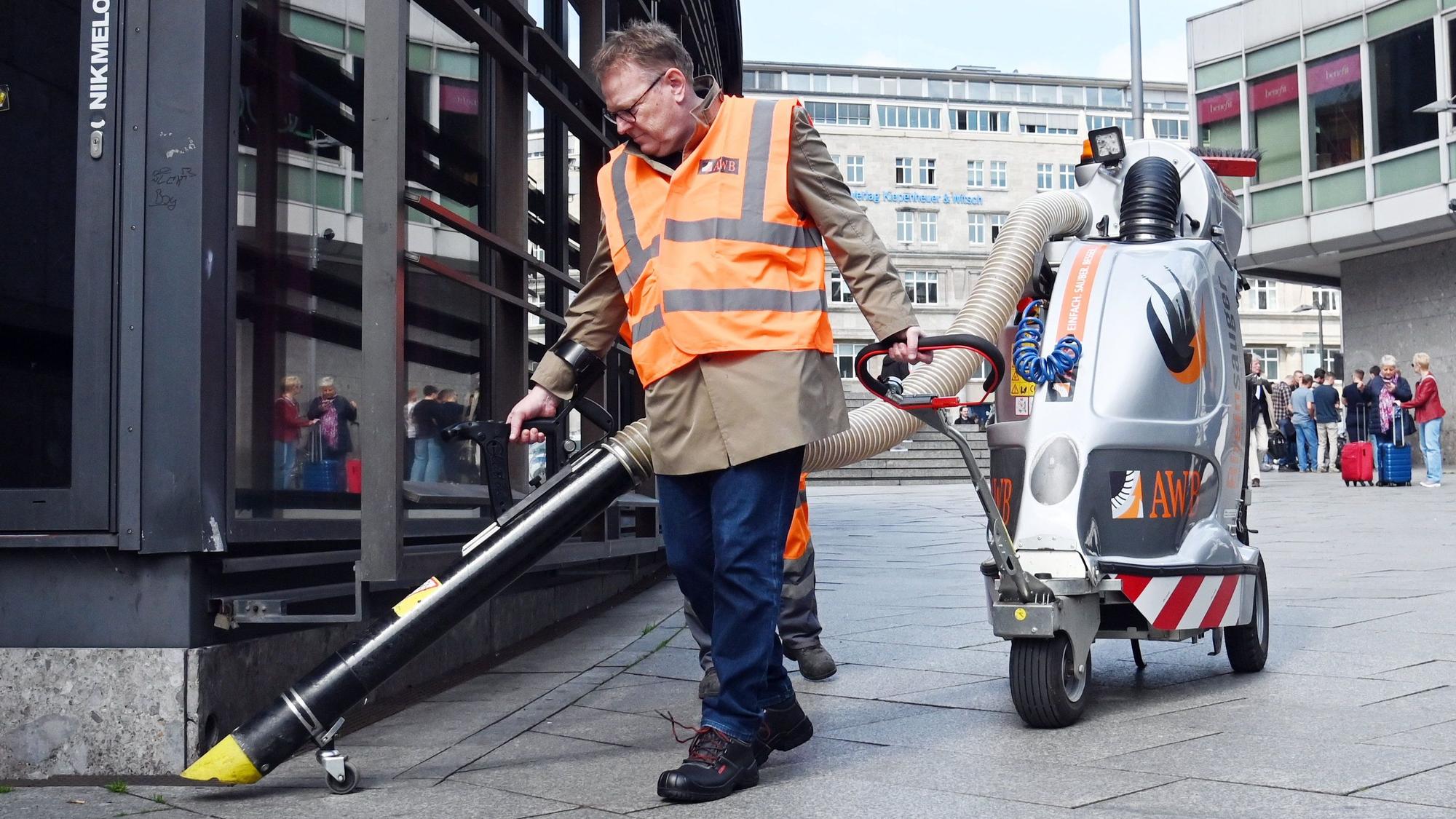 21.05.2026 Köln. Die Deutsche Bahn veranstaltet ihre Aktion „Frühjahrsputz“ im Kölner Hauptbahnhof. Die Maßnahme findet derzeit auch in zahlreichen anderen Bahnhöfen statt. In Köln sind Bahn, KVB, AWB und der Oberbürgermeister mit dabei. OB Burmester mit Reinigungsmaschine der AWB. Foto: Alexander Schwaiger