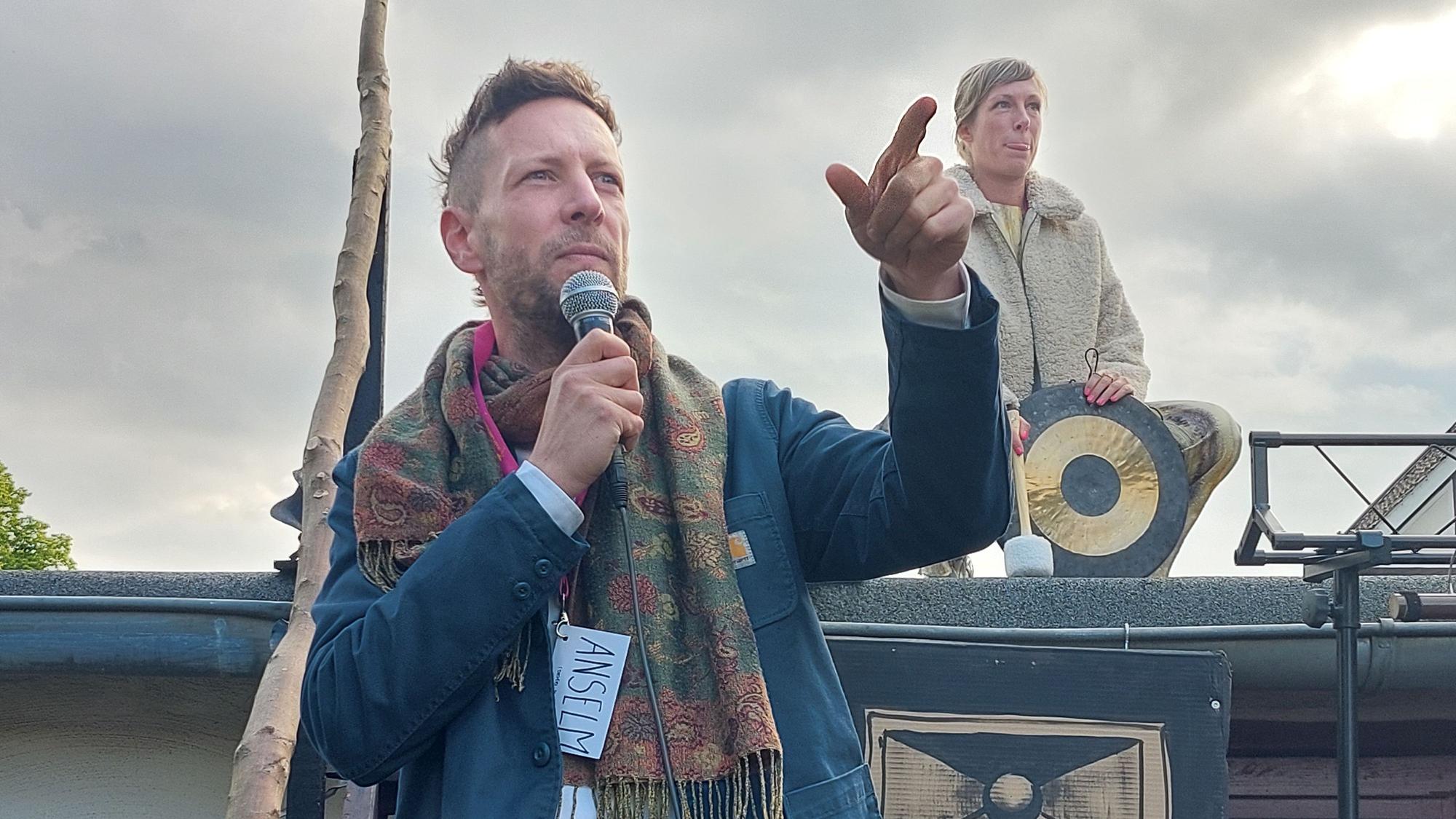 Stadt-Land-Fluss in Windeck
: Festivaldirektorin Anna Mauersberger und Anselm Sellen, Quartiersmanager der Gemeinde Windeck bei der Festival-Eröffnung im vergangenen Jahr.