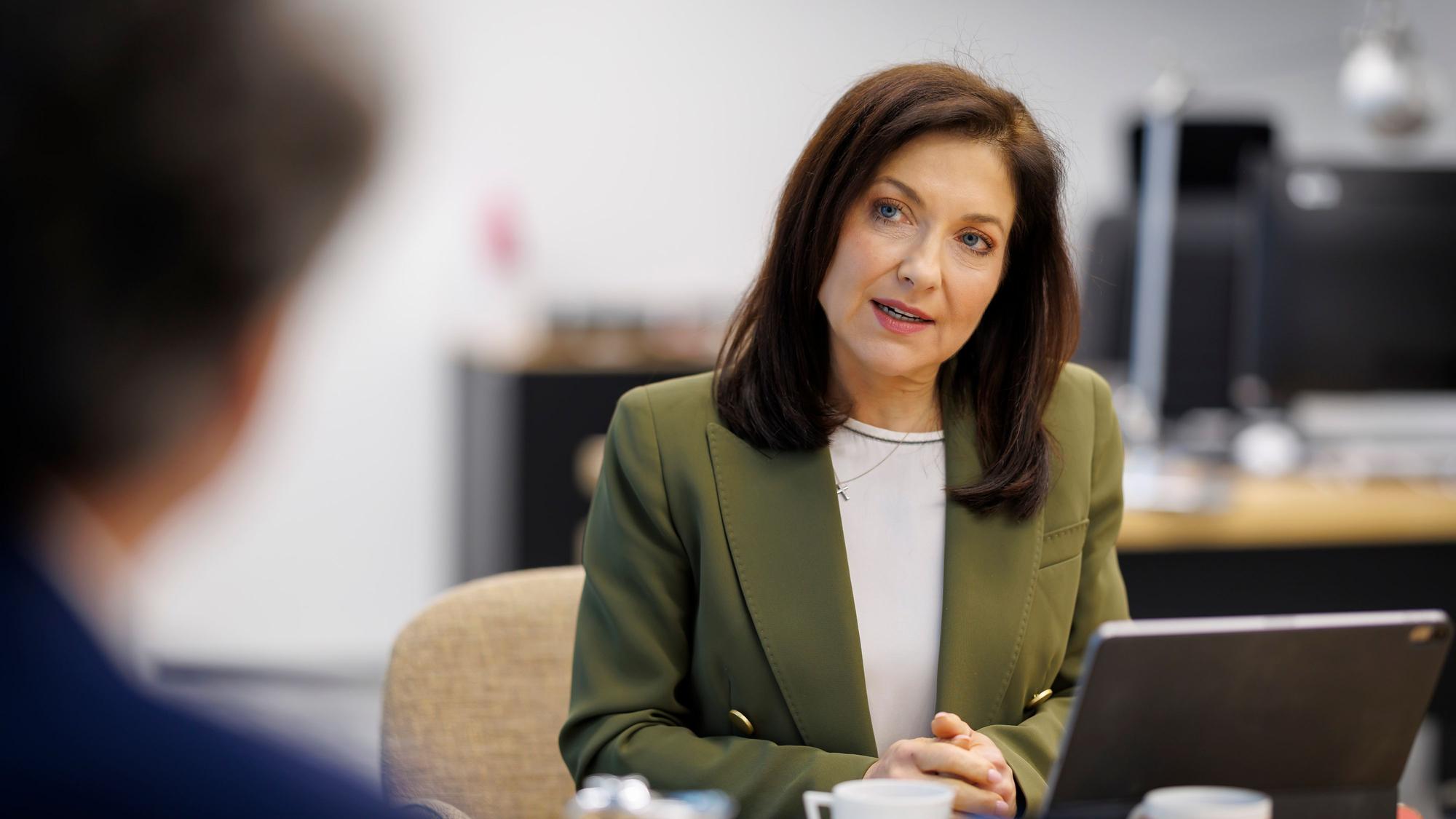 Bundeswirtschaftsministerin Katherina Reiche (CDU) beim Interview in Berlin