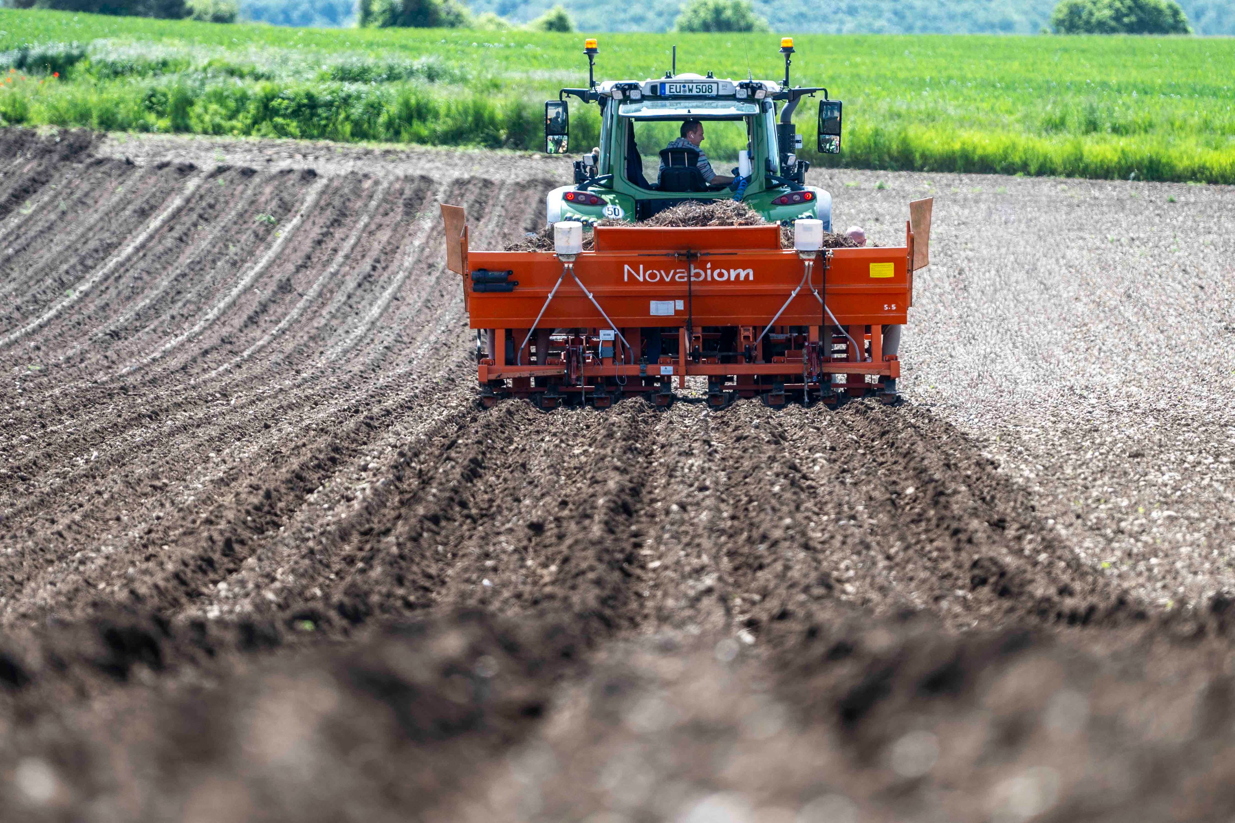 Das Bild zeigt einen Traktor, der über ein Feld fährt.
