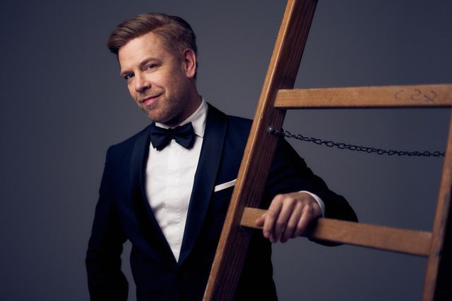 Tom Gaebel ist der neue Hauptdarsteller der Show „Fly Me to the Moon – Sinatra meets Varieté“ im Urania Spiegelpalast in Köln.